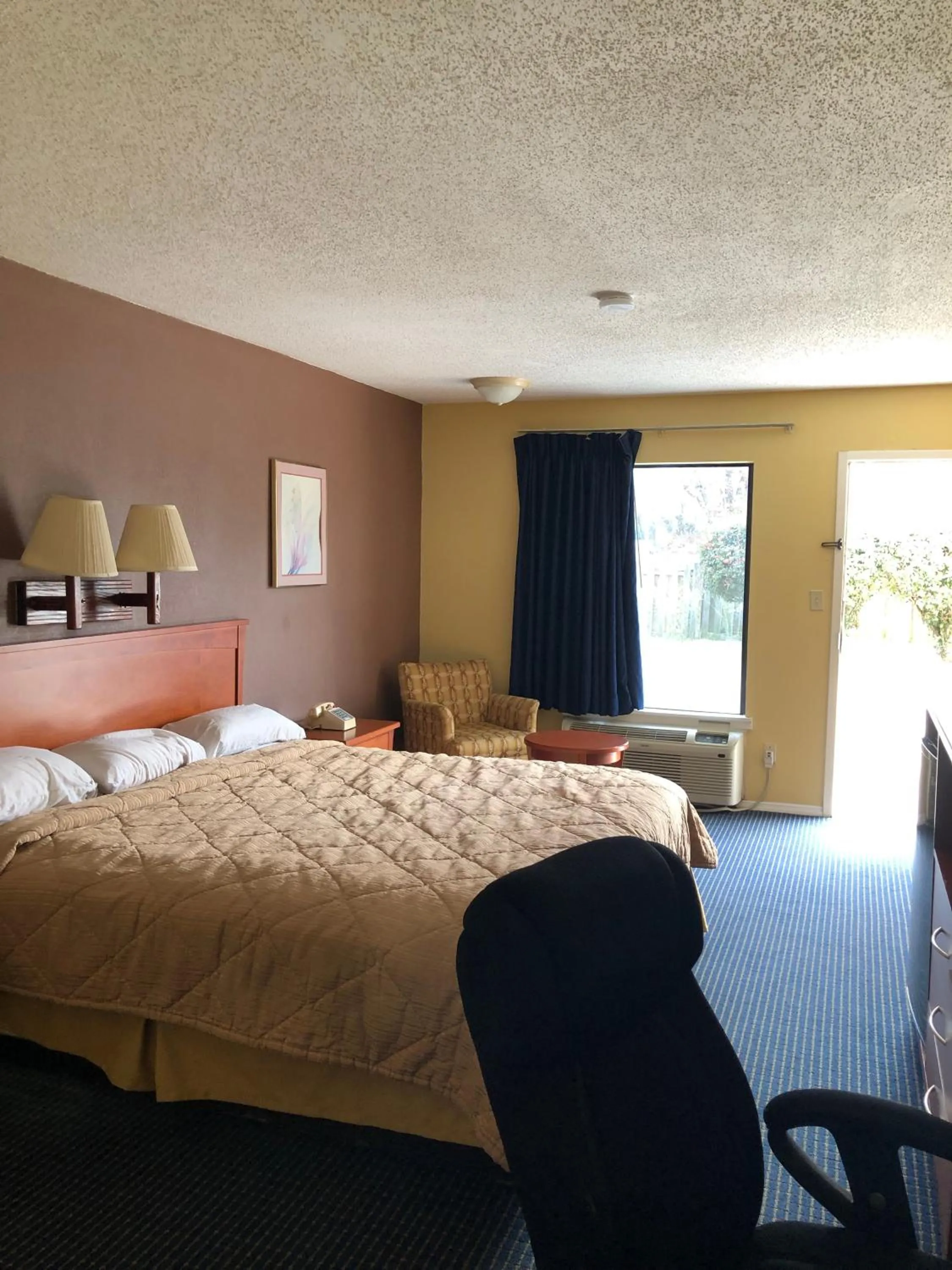 Bed in Americas Best Inn - Savannah I-95