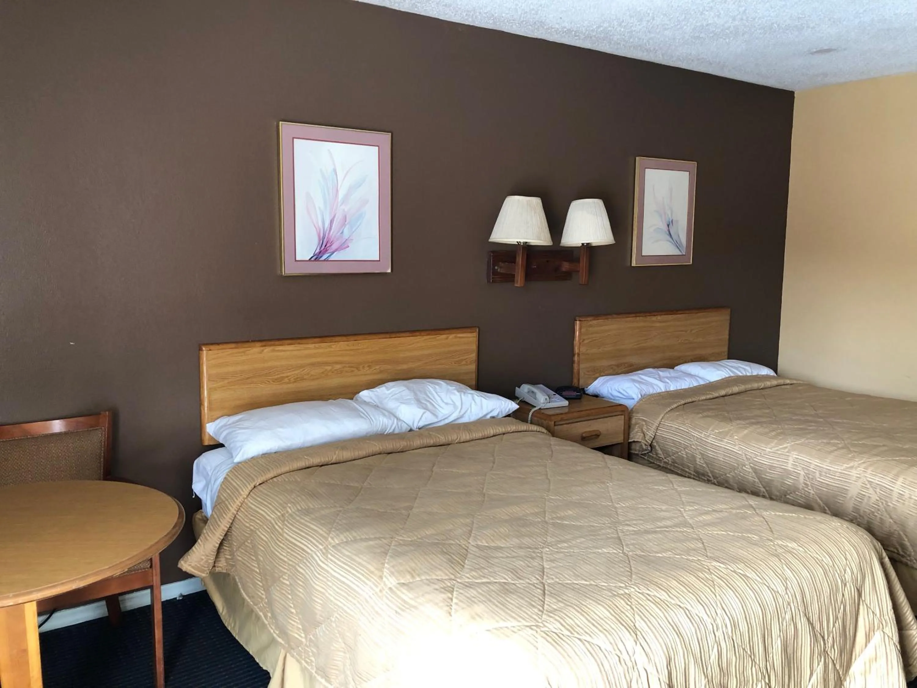 Bed in Americas Best Inn - Savannah I-95