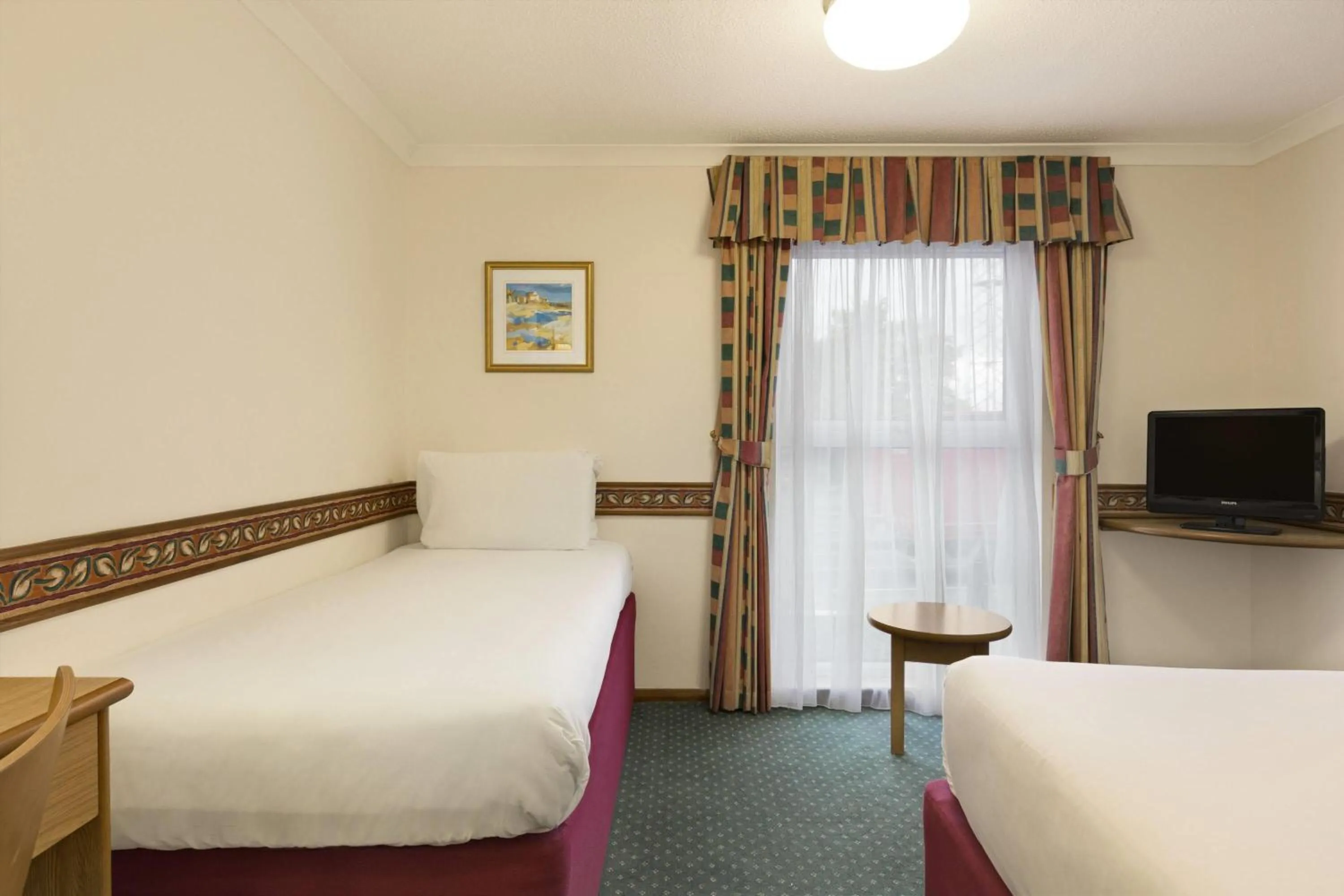 Photo of the whole room, Bed in Days Inn Hotel Leicester
