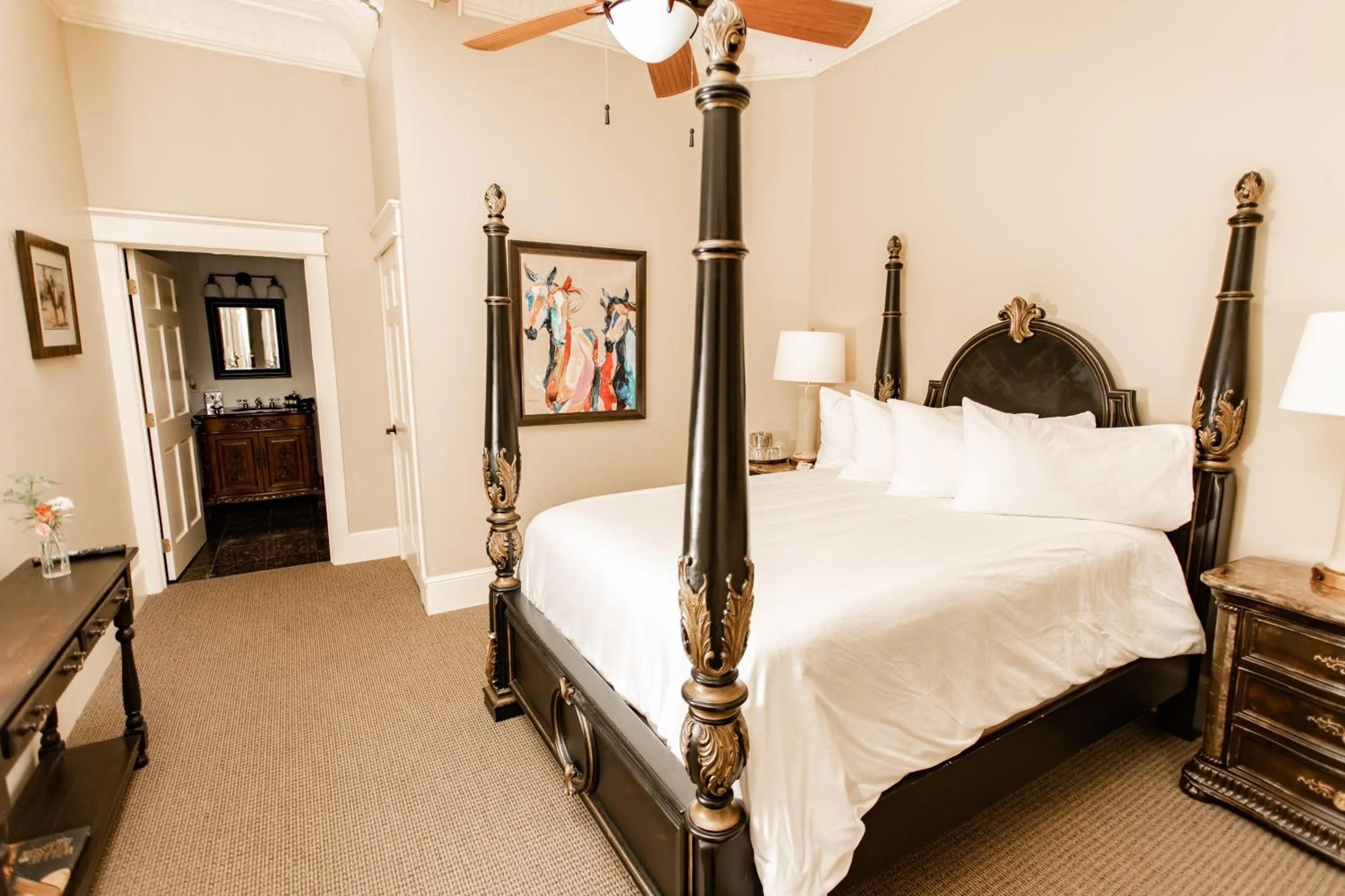 Photo of the whole room, Bed in Grand Hotel