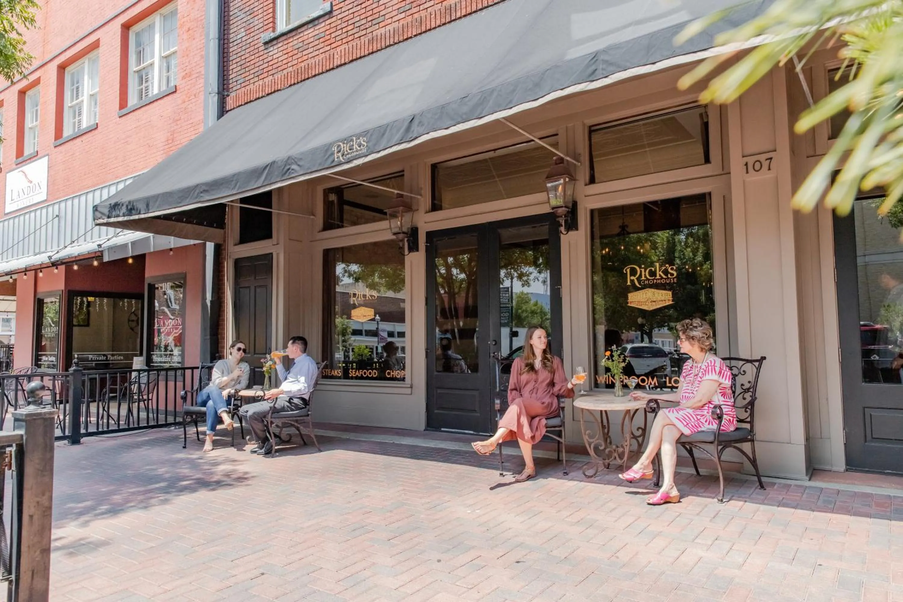 Restaurant/places to eat in Grand Hotel