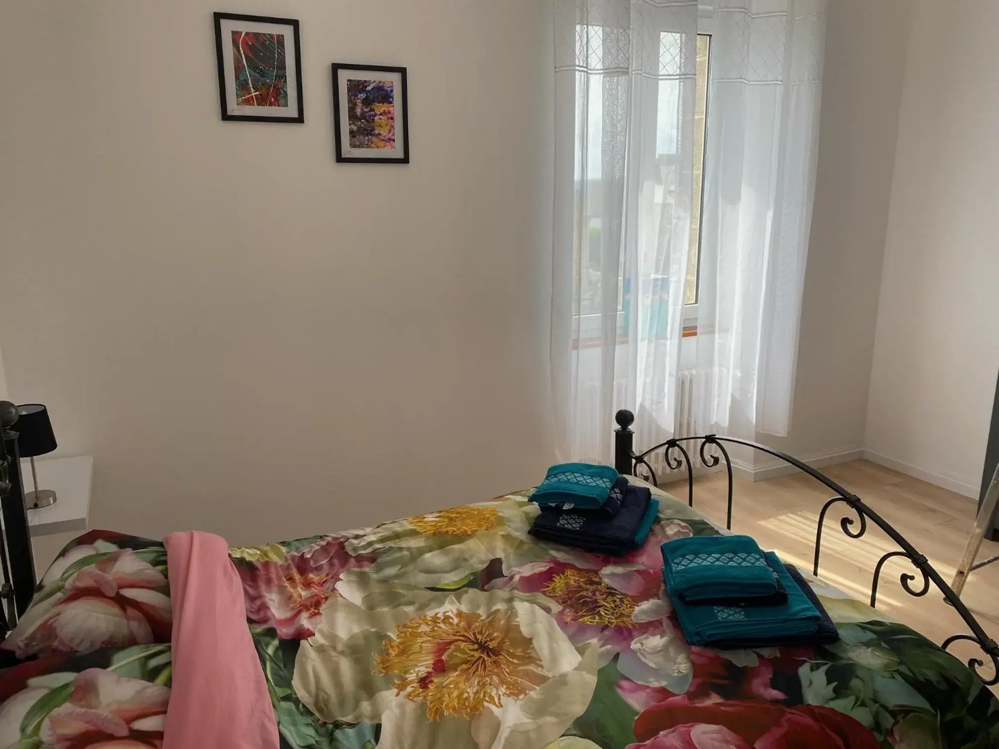 Double Room with ground level bathroom in BnB Maison d'Art Double Room with ground level bathroom in BnB Maison d'Art