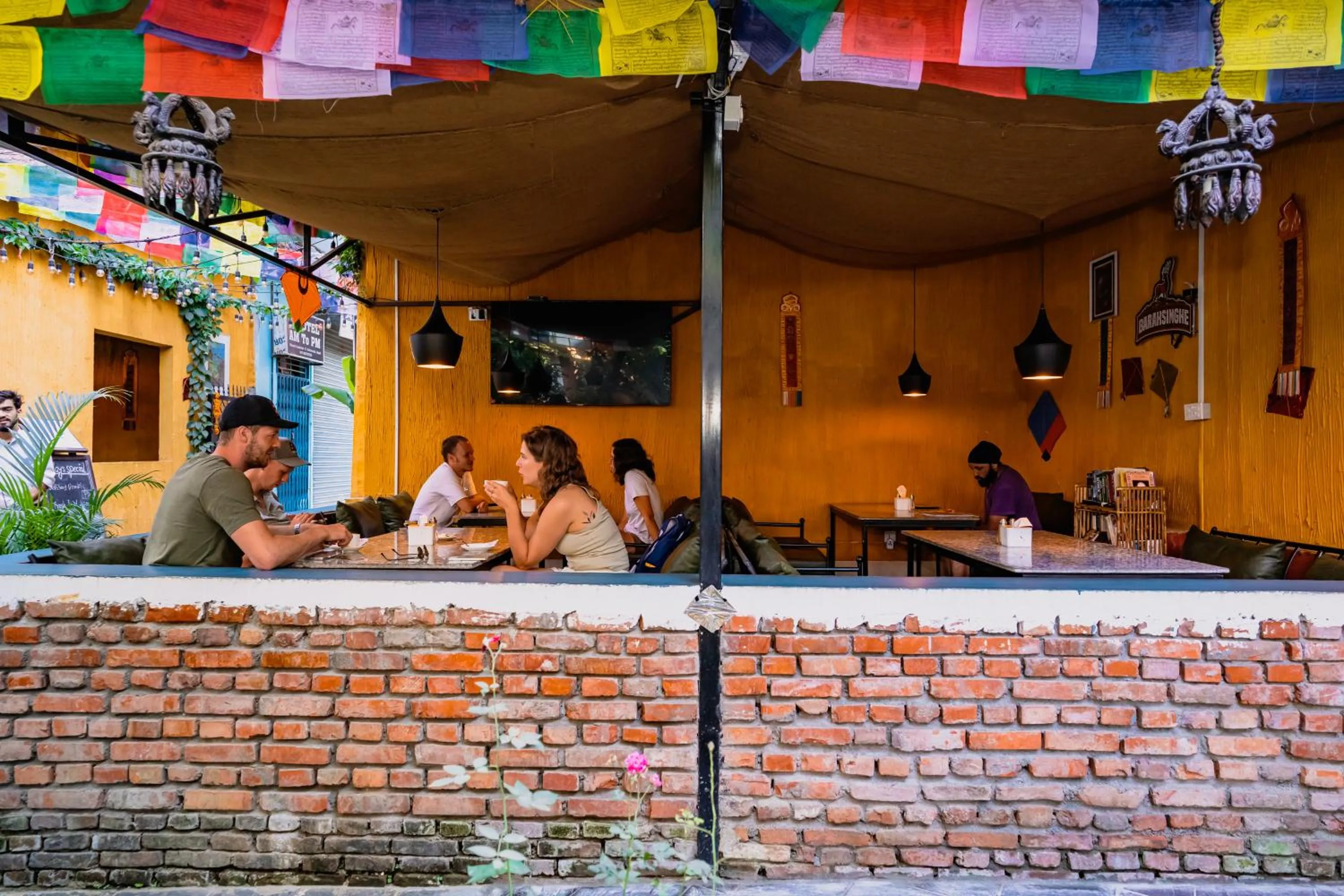 Restaurant/places to eat in Kwabahal Boutique Hostel