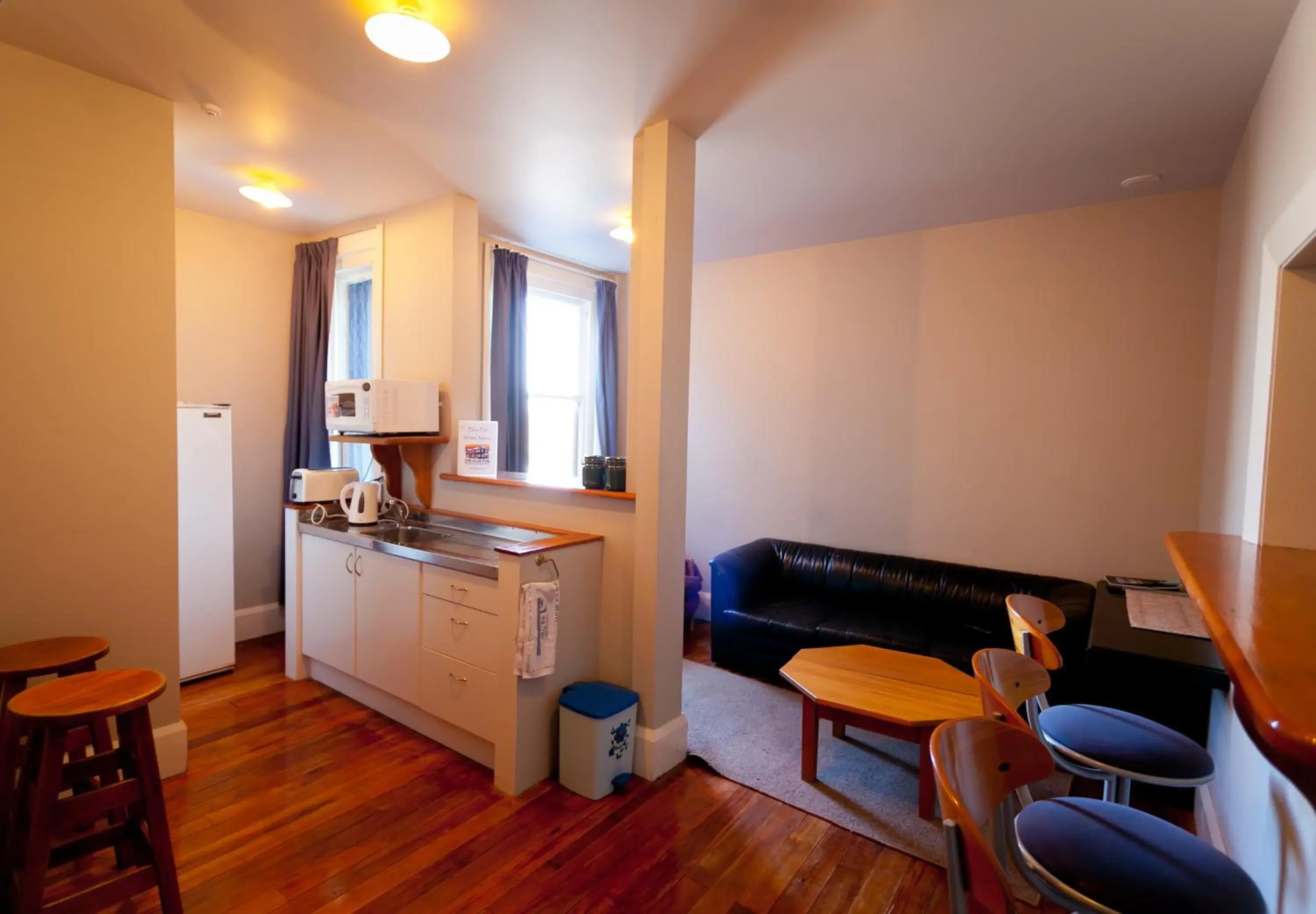 Queen Room in The Blue Pub Queen Room in The Blue Pub