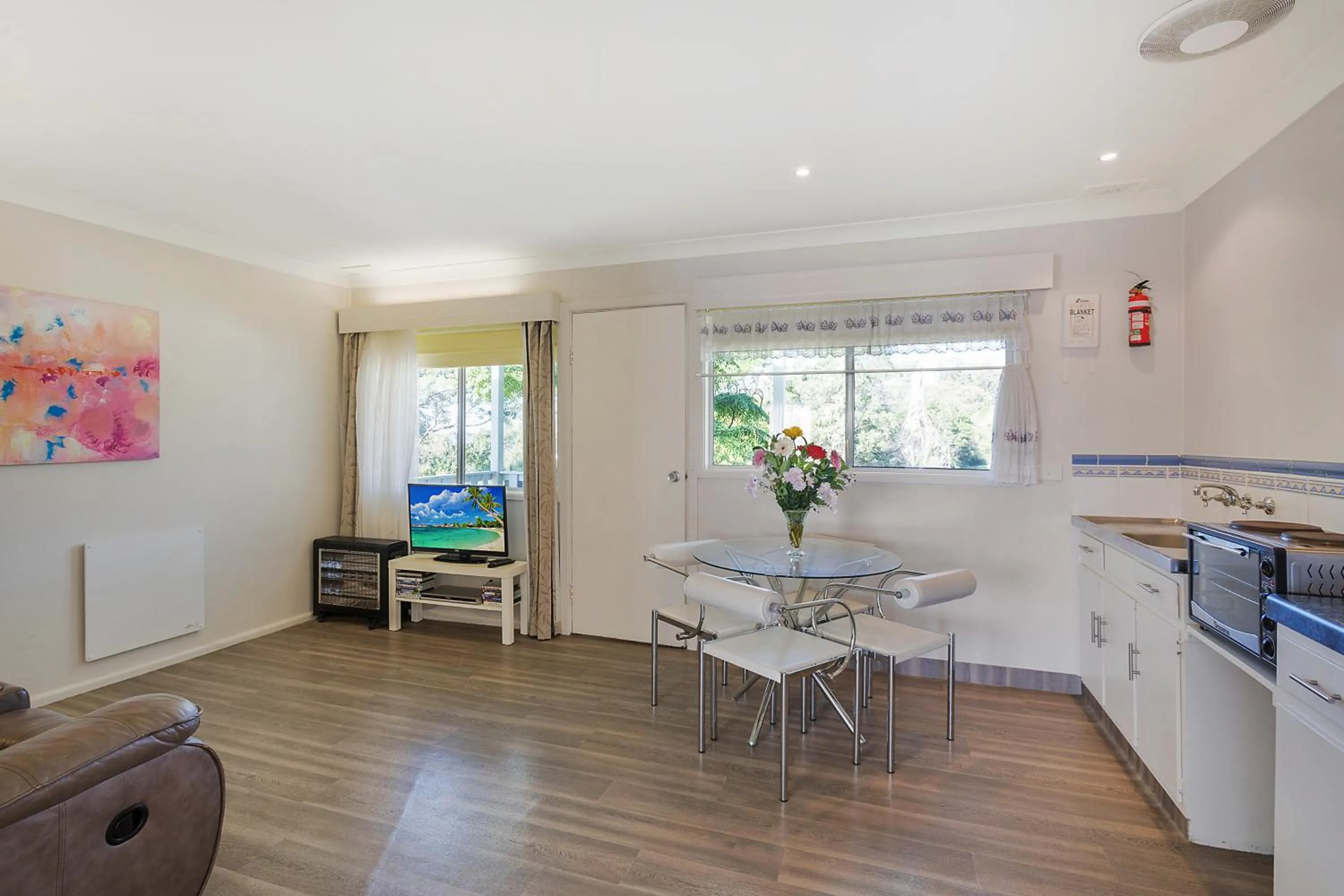 Kitchen or kitchenette in Top of the Lake Holiday Units