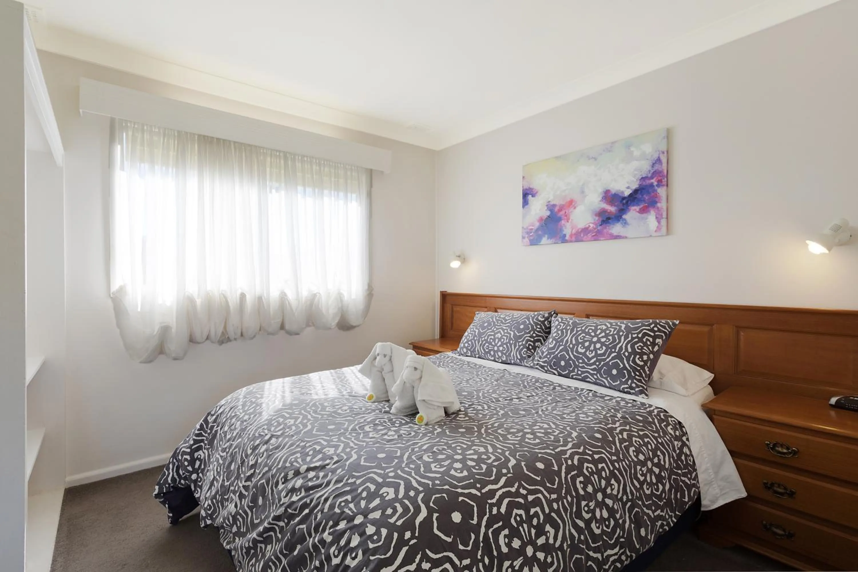 Photo of the whole room, Bed in Top of the Lake Holiday Units