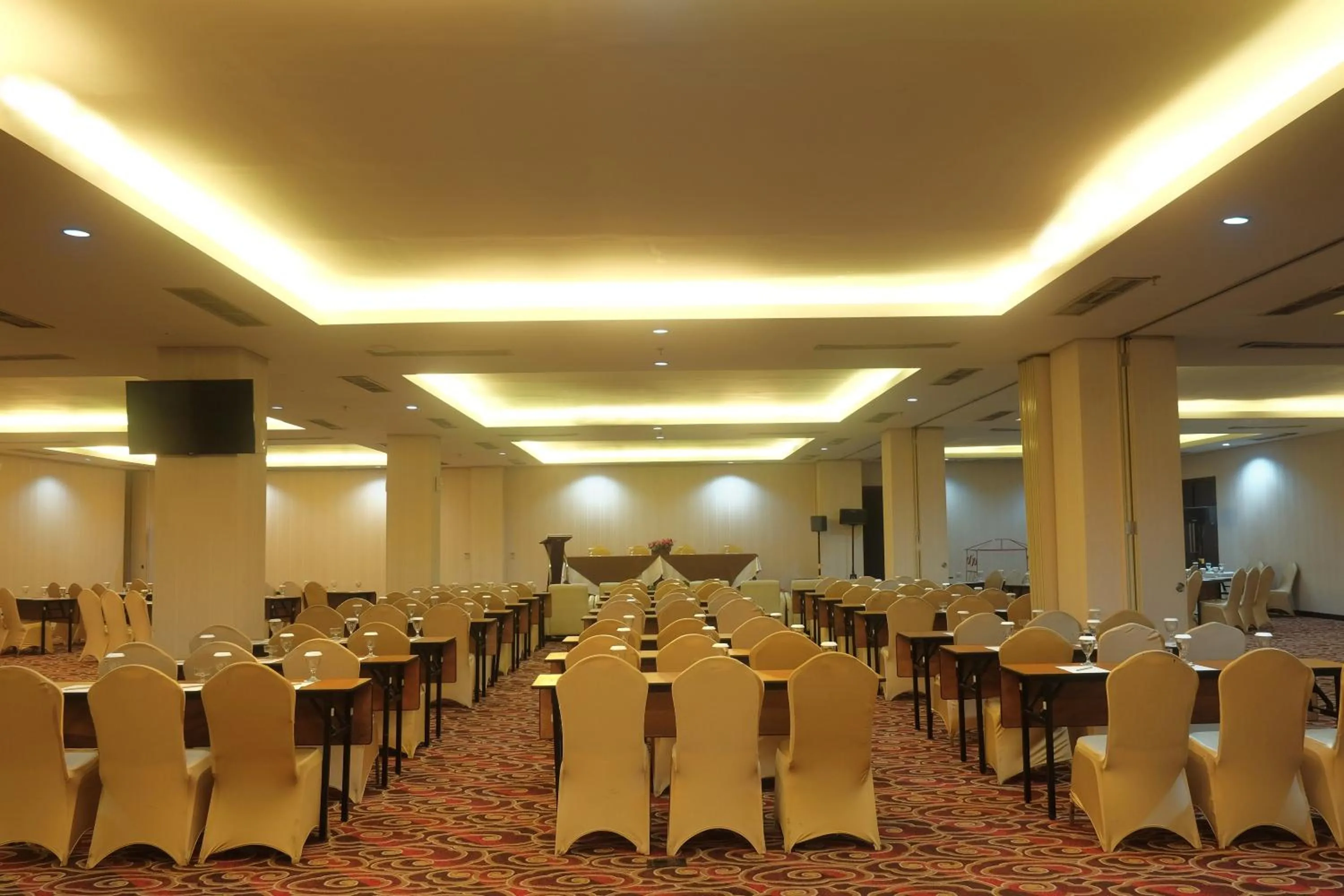 Meeting/conference room, Restaurant/Places to Eat in Megaland Hotel Solo