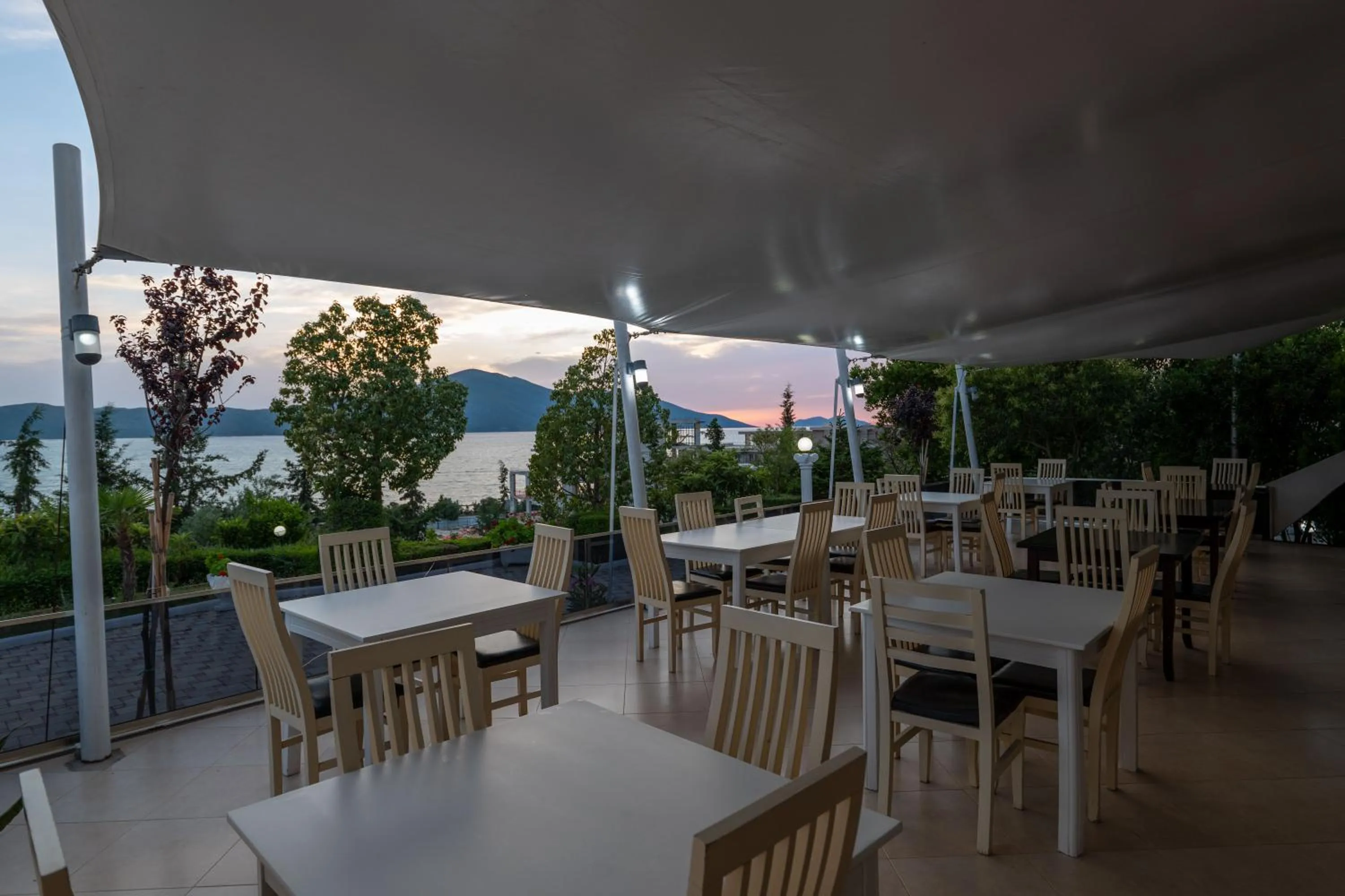 Restaurant/places to eat in Edva Resort