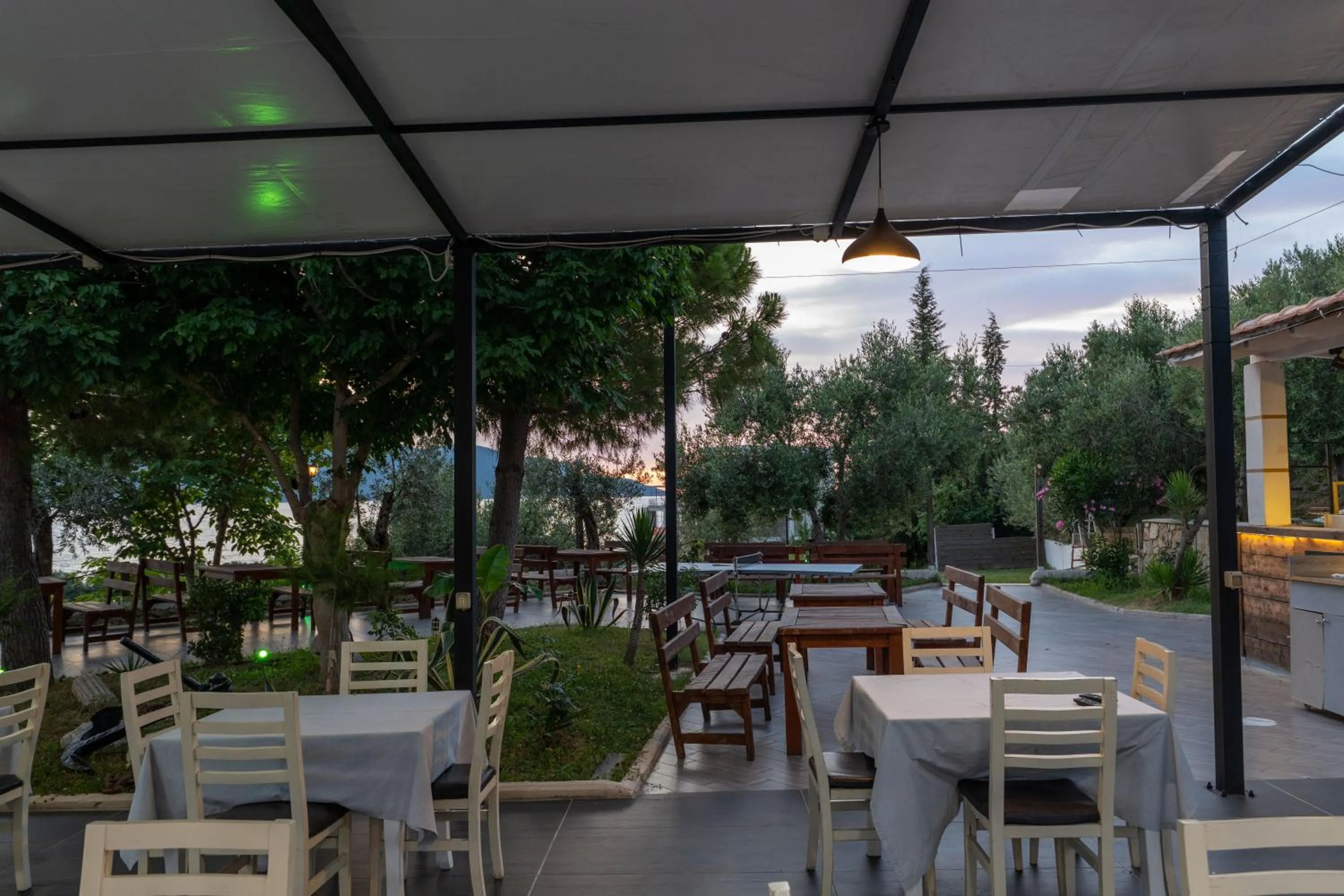 Restaurant/places to eat in Edva Resort