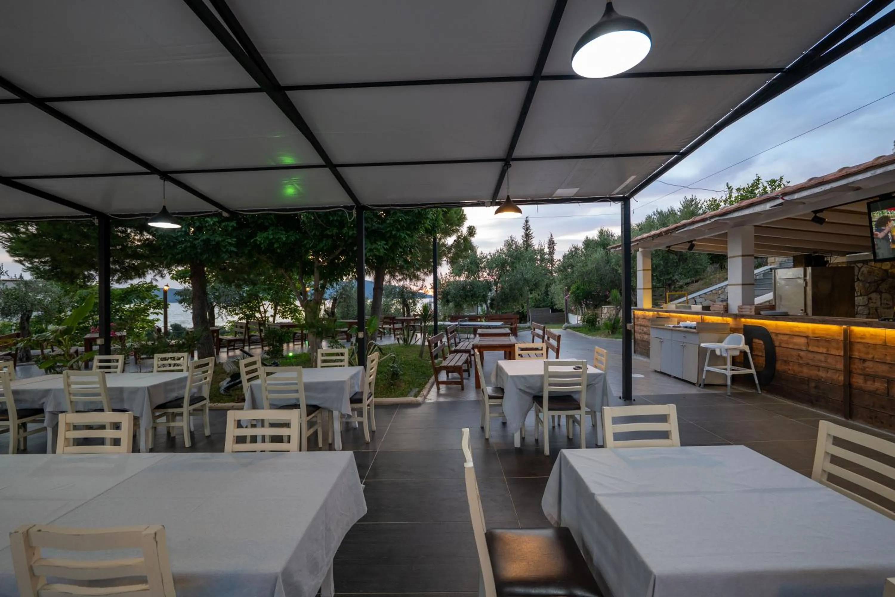 Restaurant/places to eat in Edva Resort