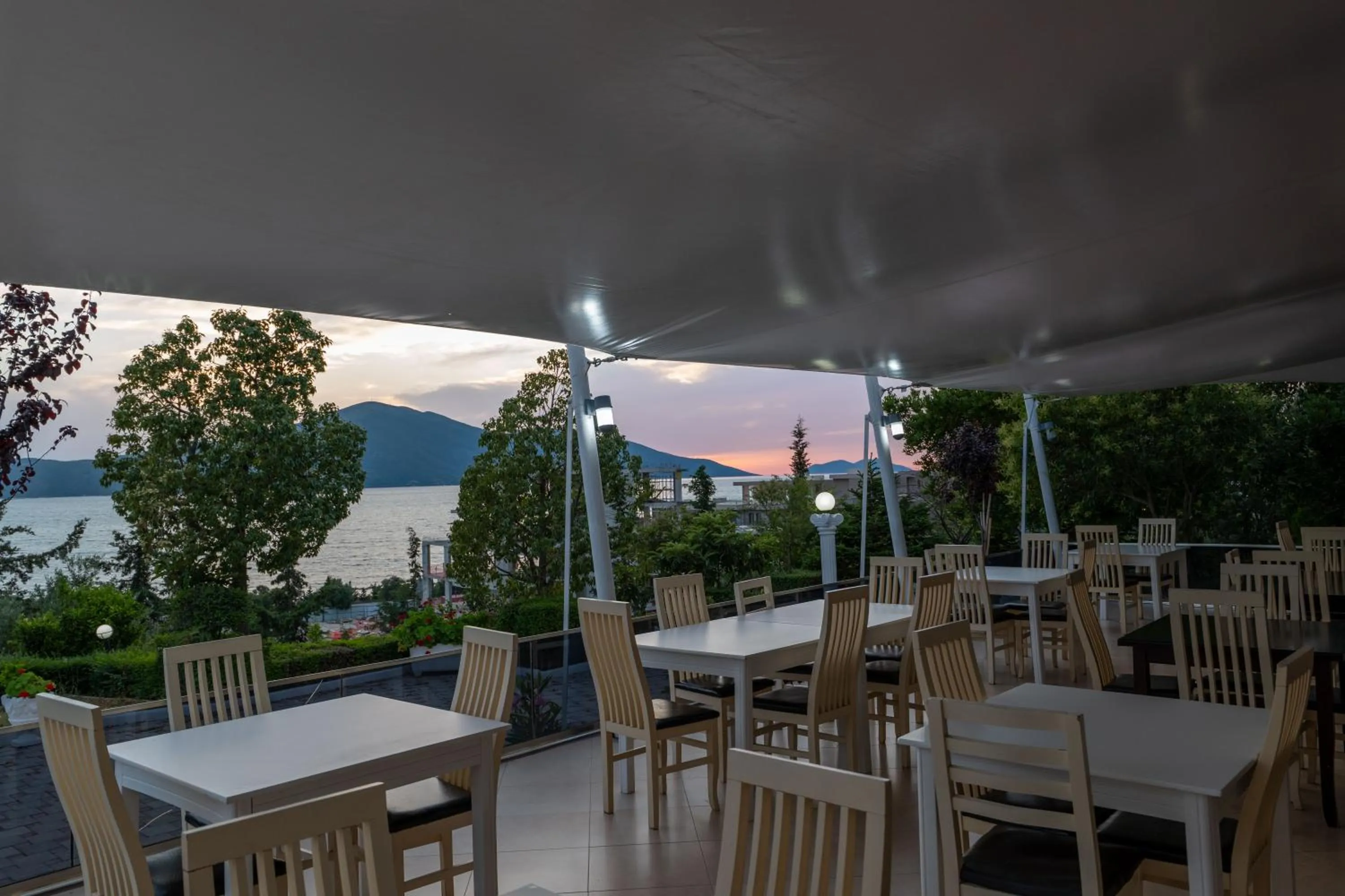 Restaurant/places to eat in Edva Resort