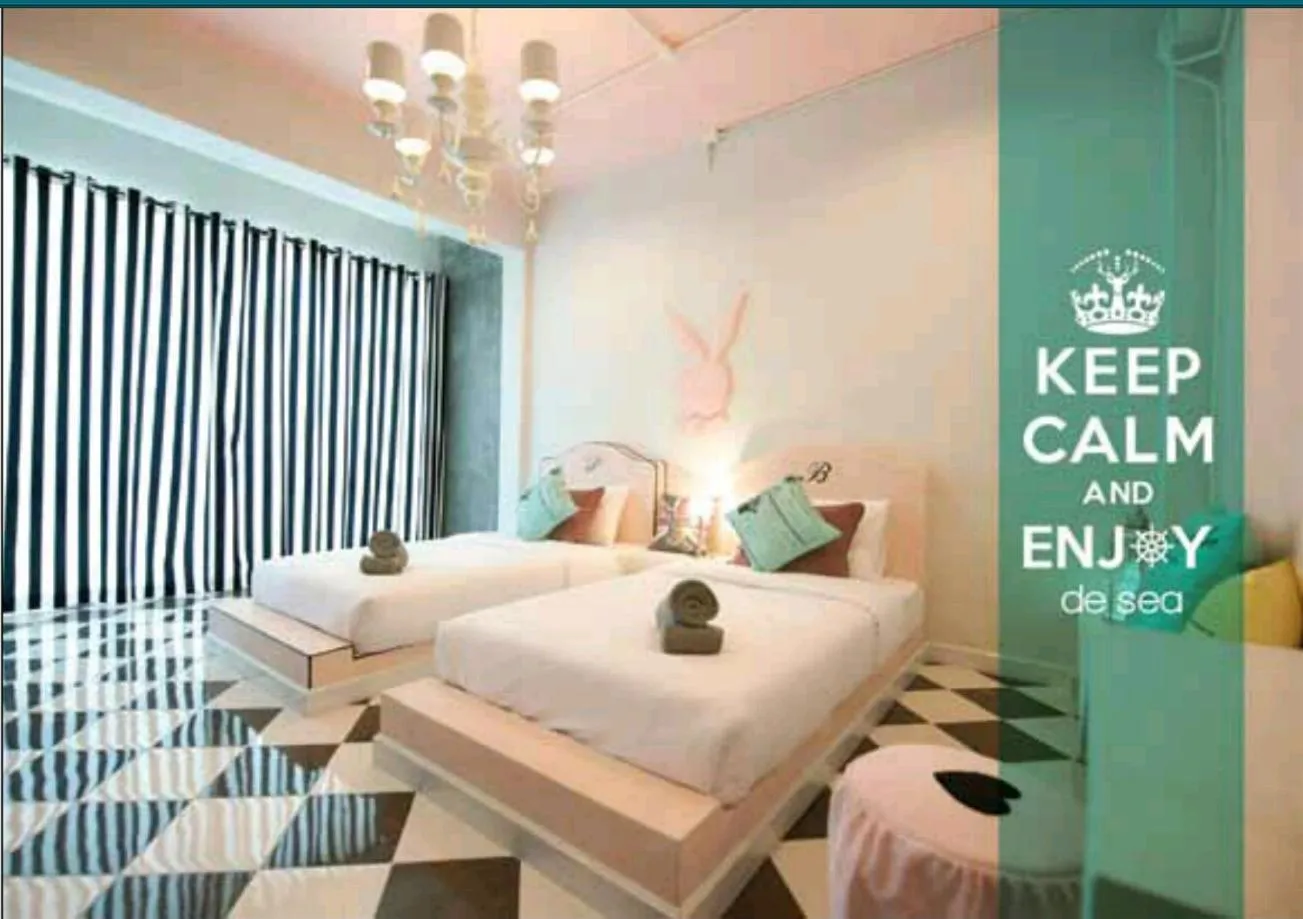 Text overlay, Bed in De Sea Almond