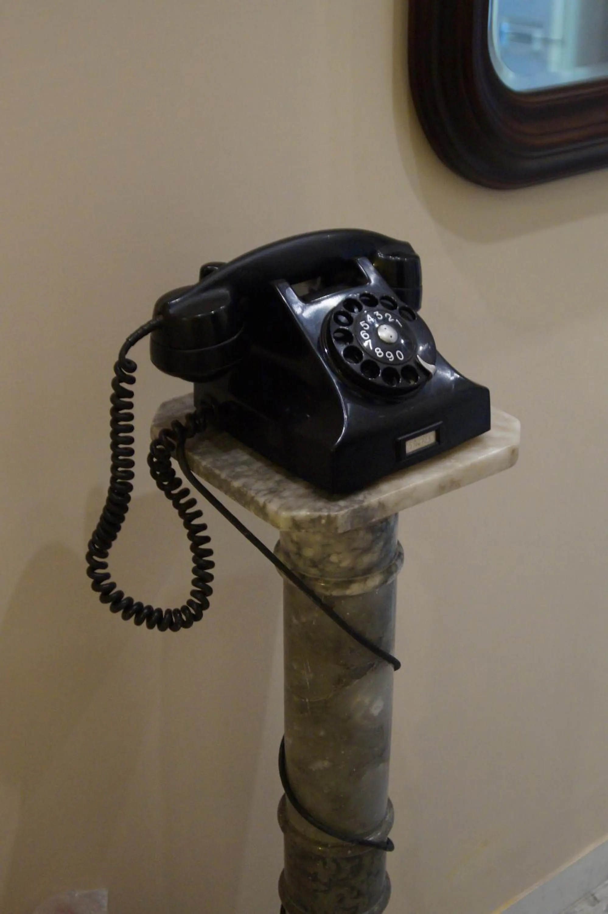 Decorative detail in B&B Bibliotechina