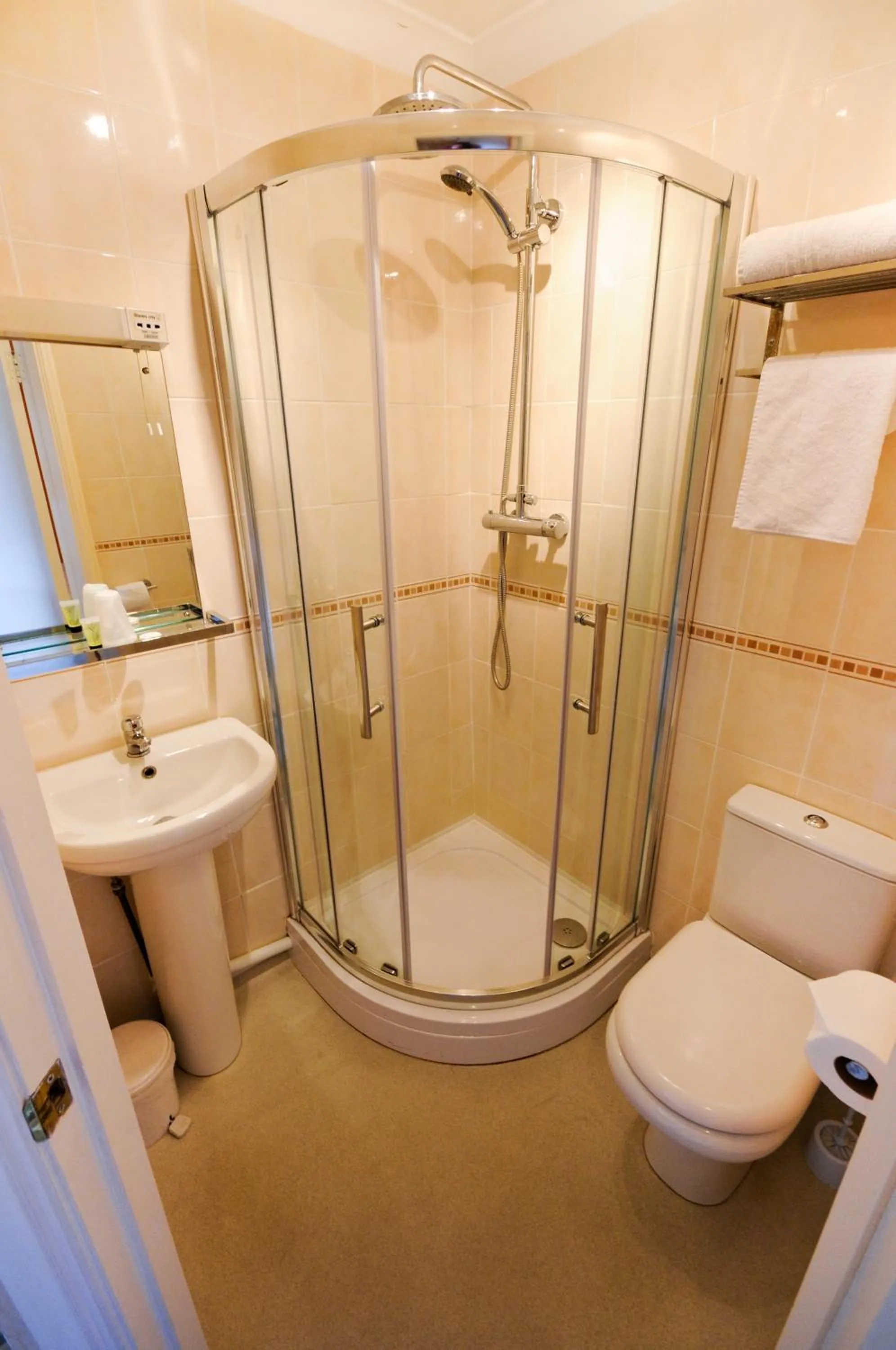 Bathroom in Denewood Hotel