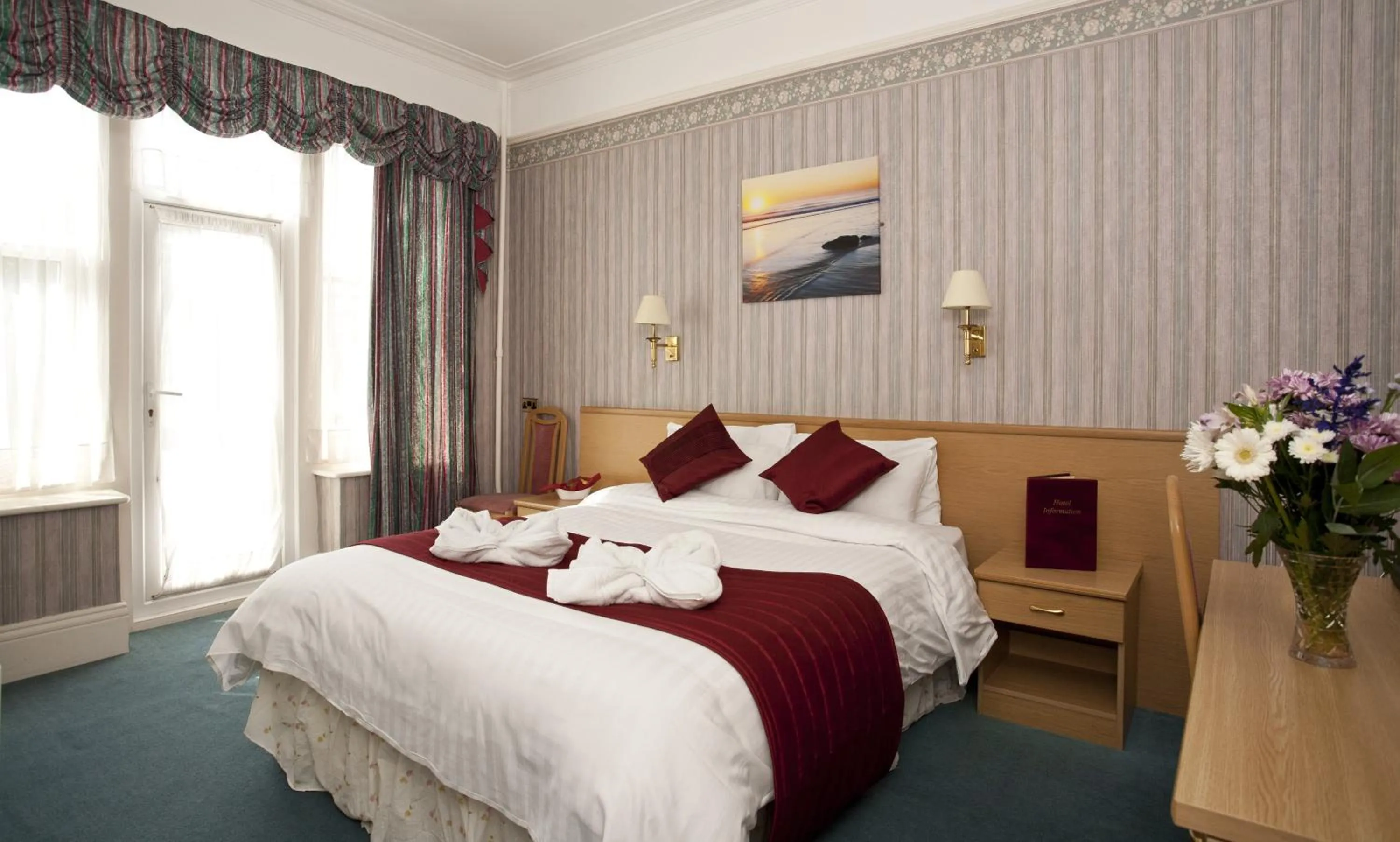 Bed in Denewood Hotel