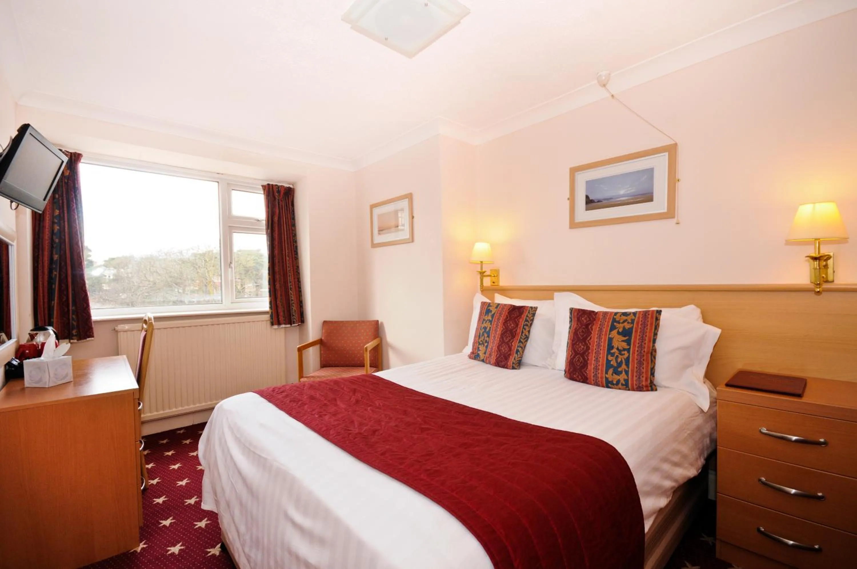 Bed in Denewood Hotel