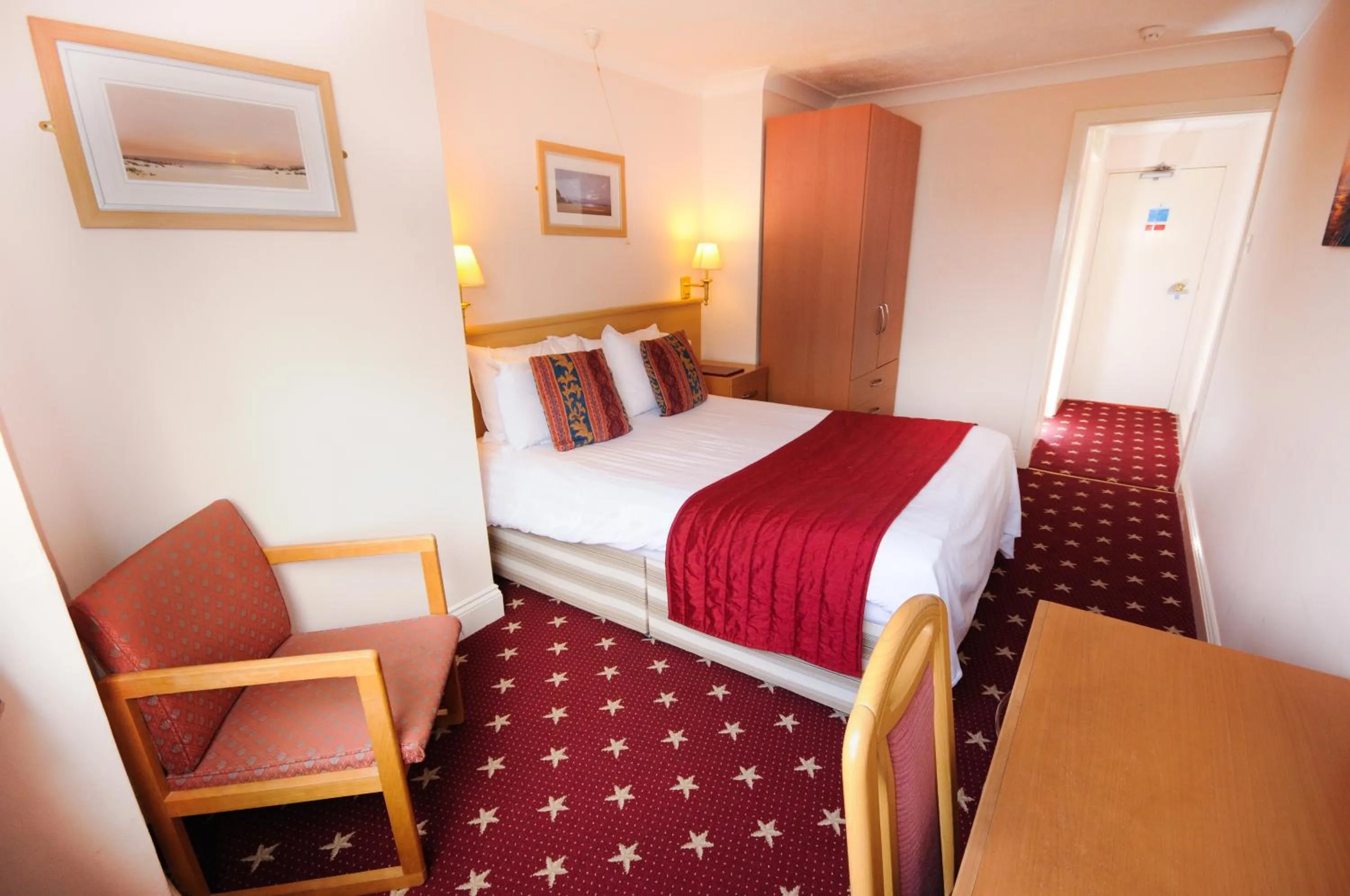 Photo of the whole room, Bed in Denewood Hotel