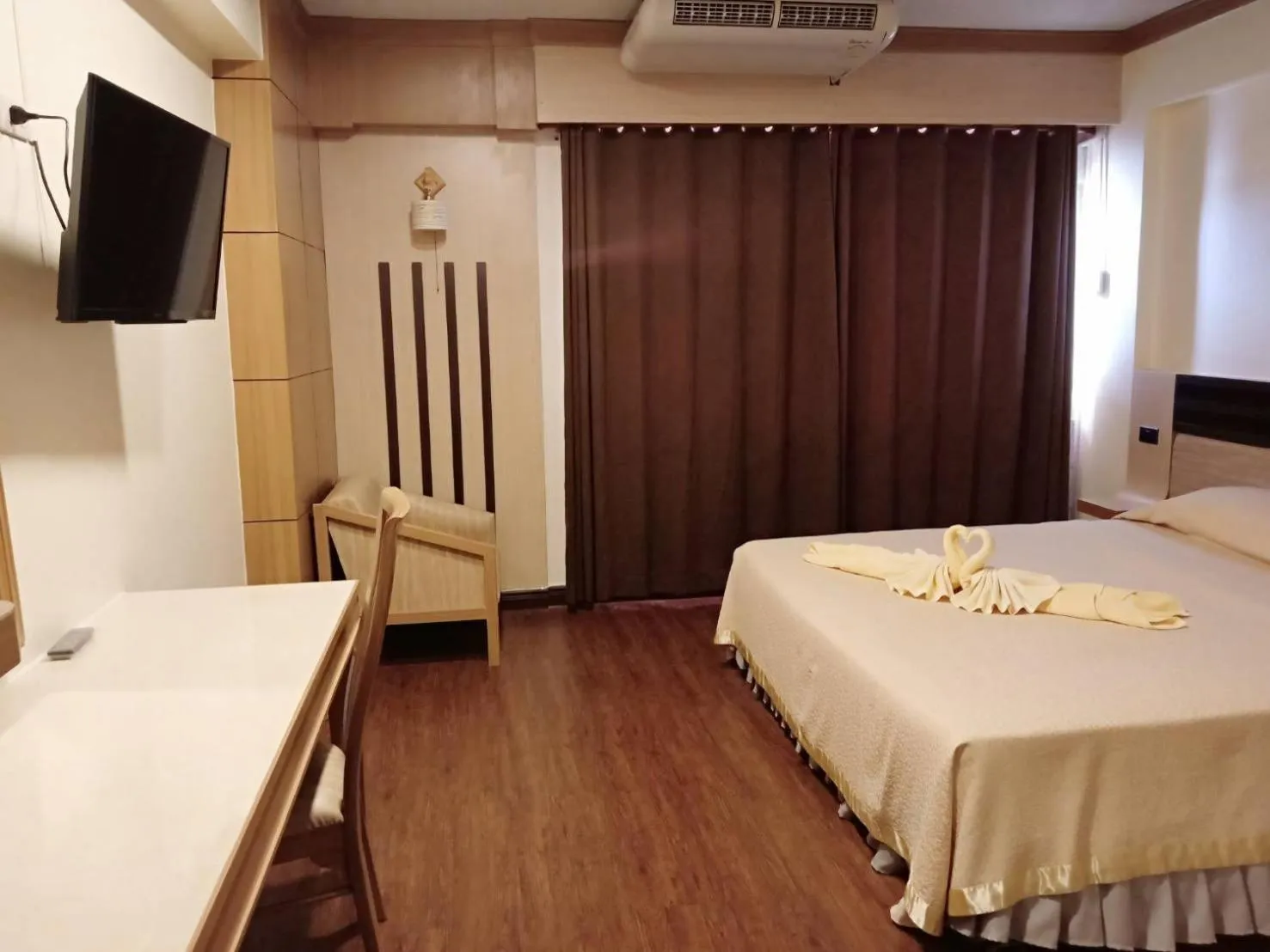 Photo of the whole room, Bed in Nan Chao Hotel