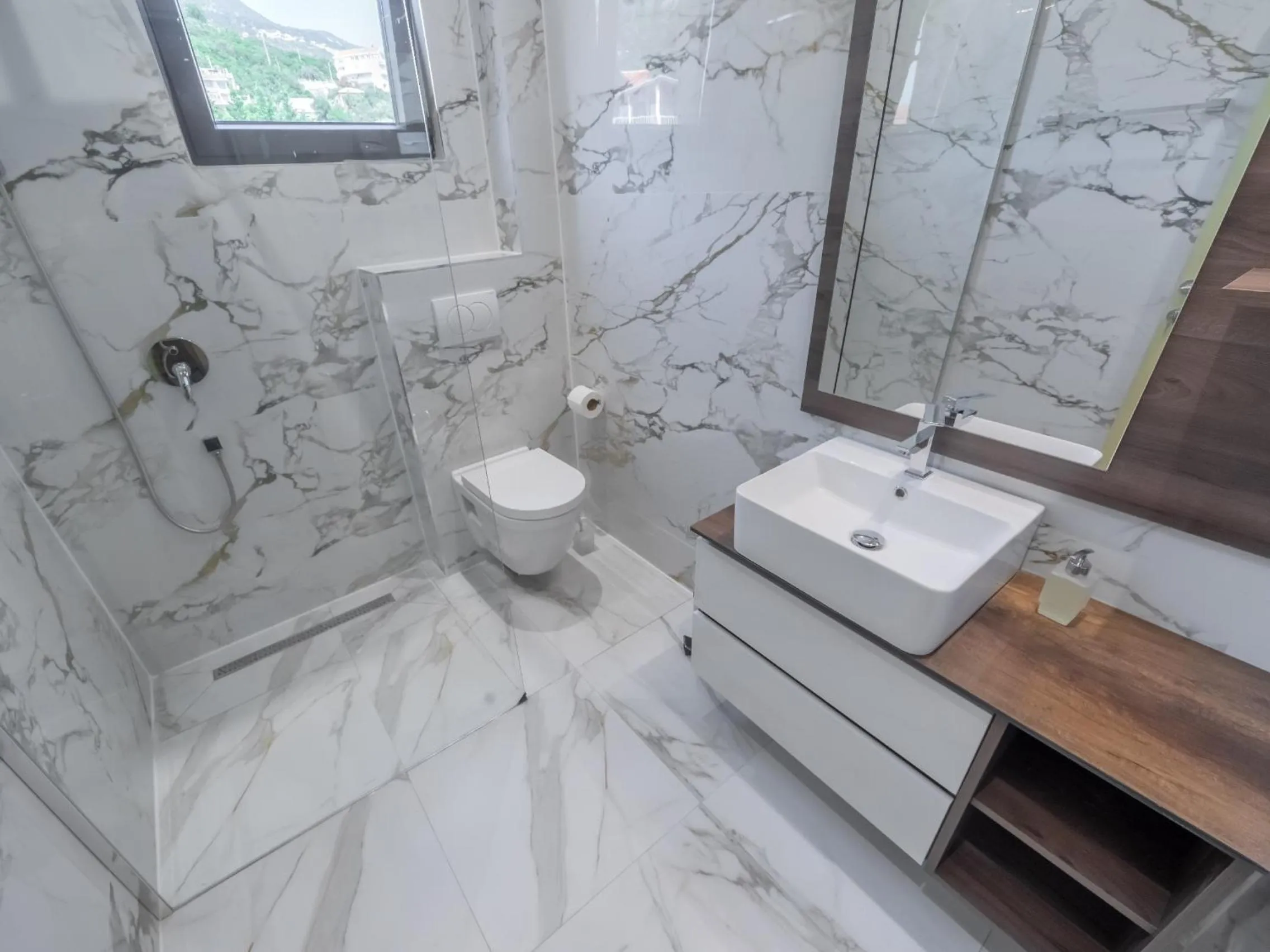 Shower in Hotel Diman