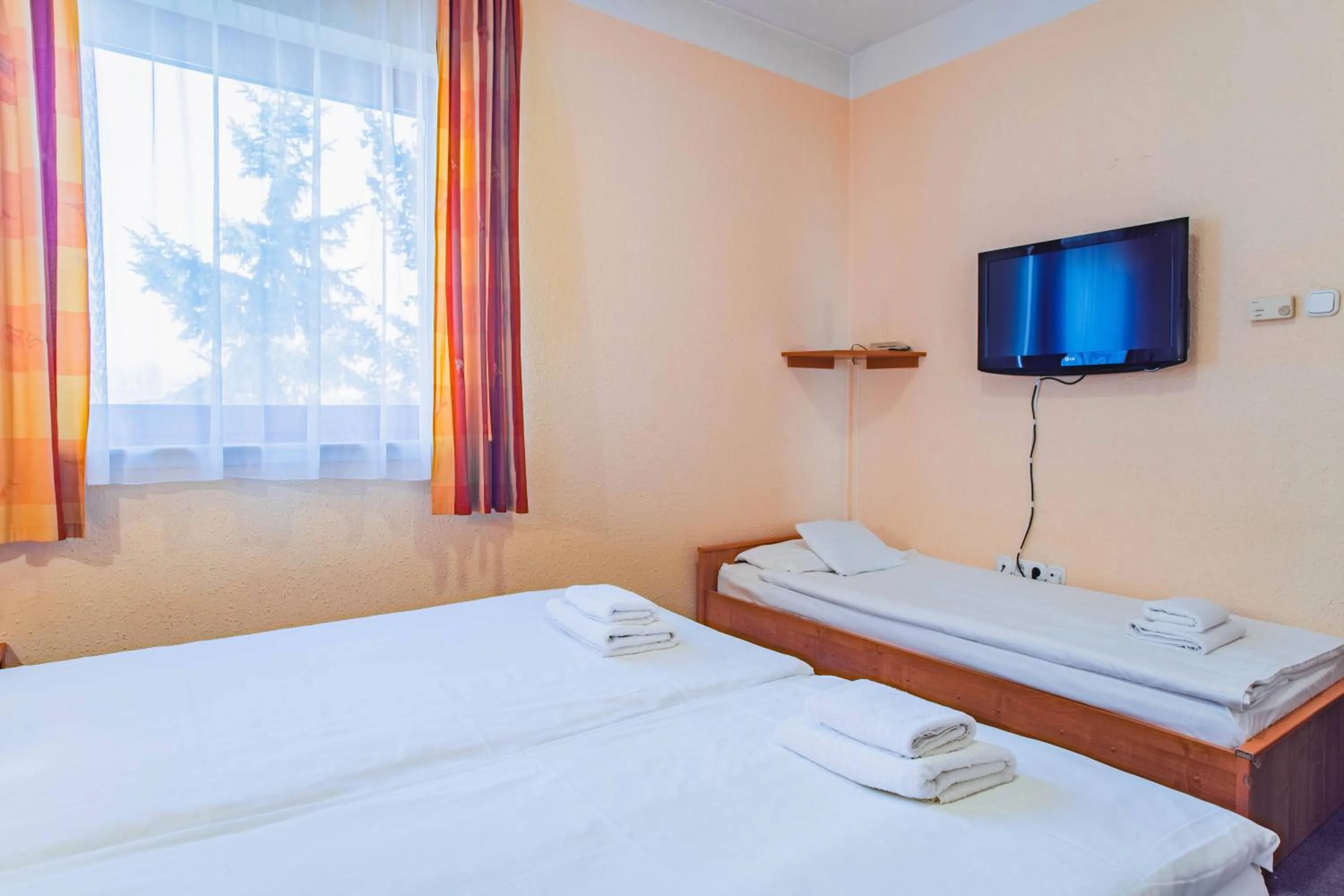 Bed, TV/Entertainment Center in Homoky Hotels Bestline Hotel