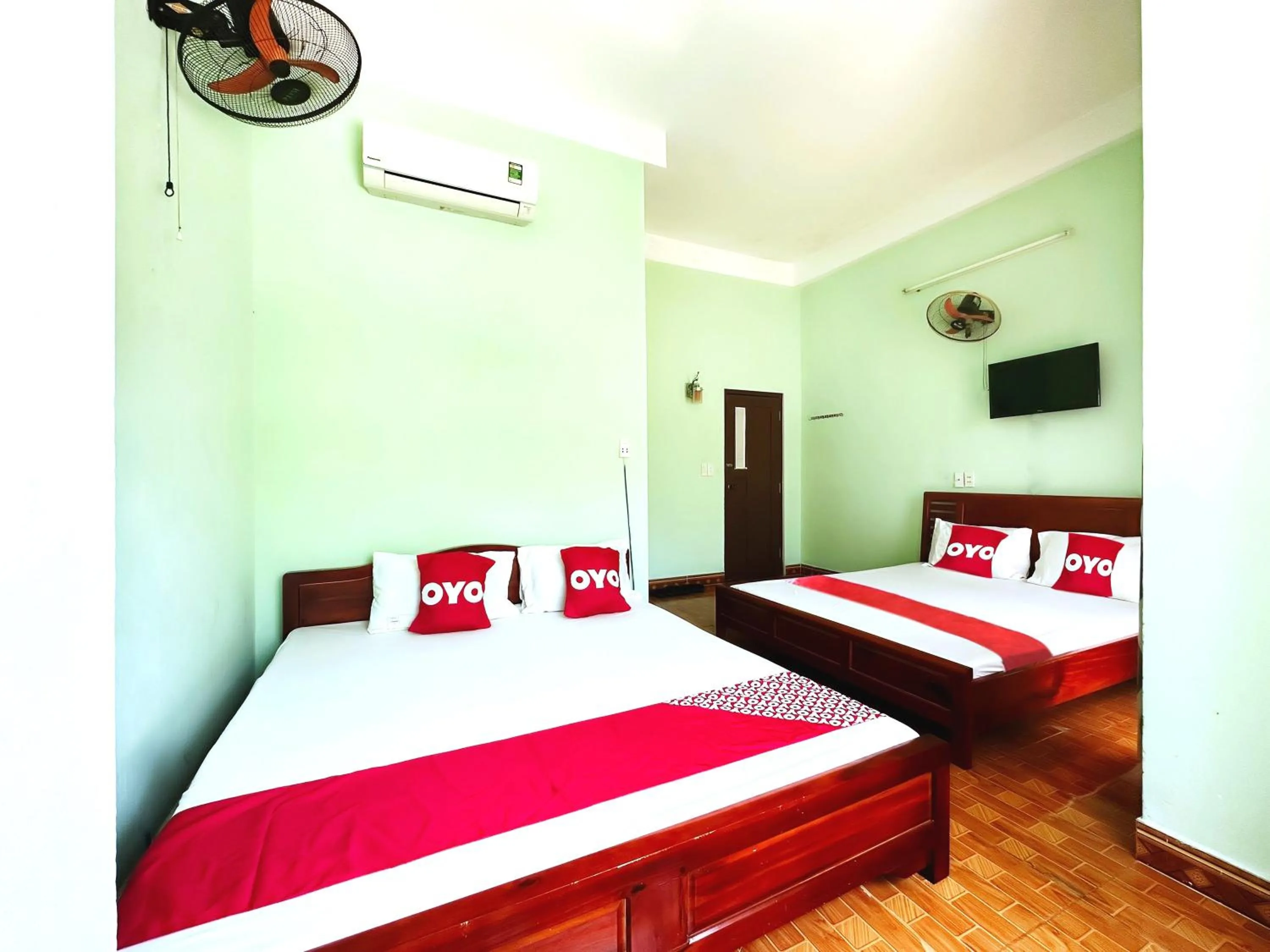 Photo of the whole room in SPOT ON 1186 Nha Nghi Huong Mai