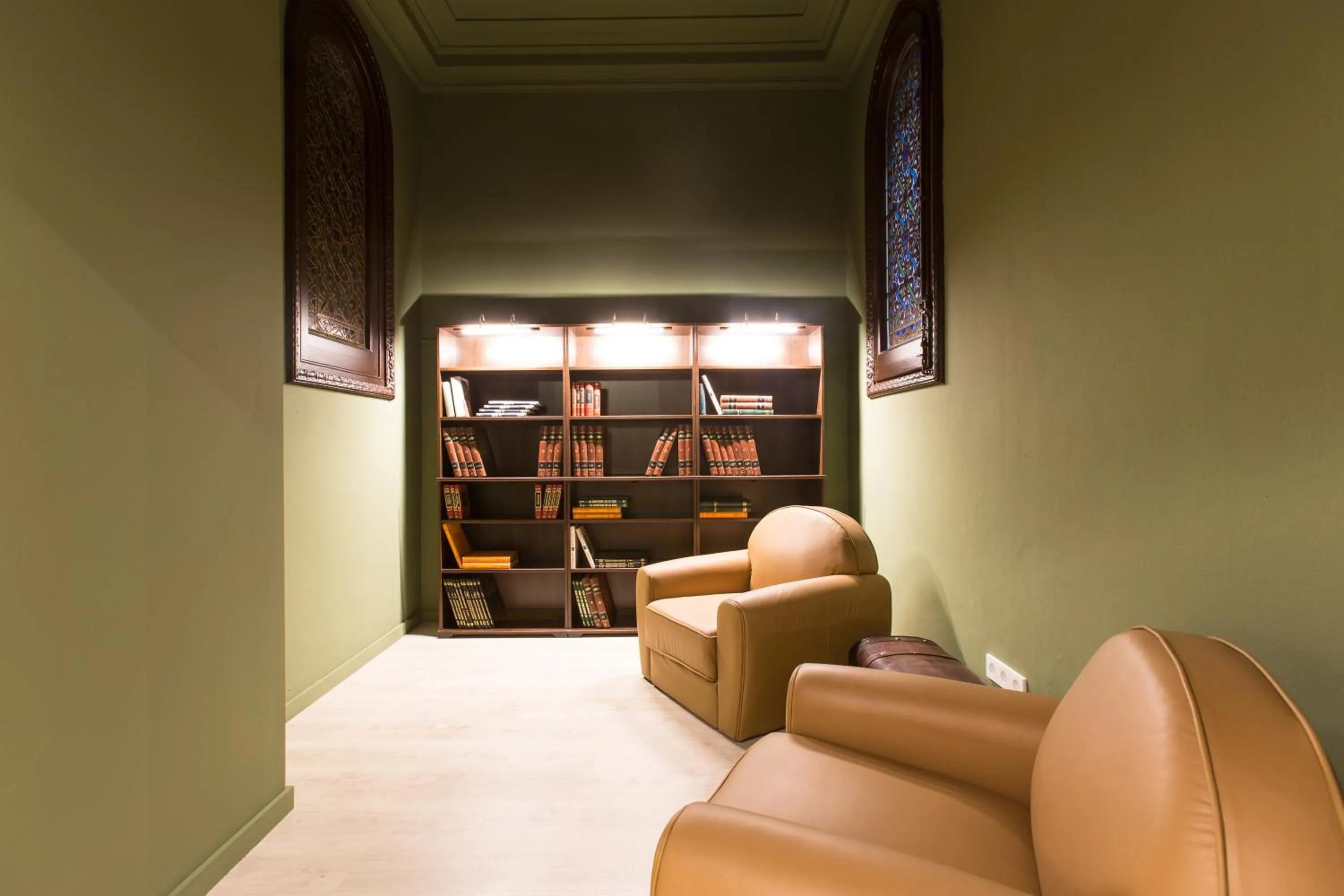 Library in Izaila Plaza Catalunya