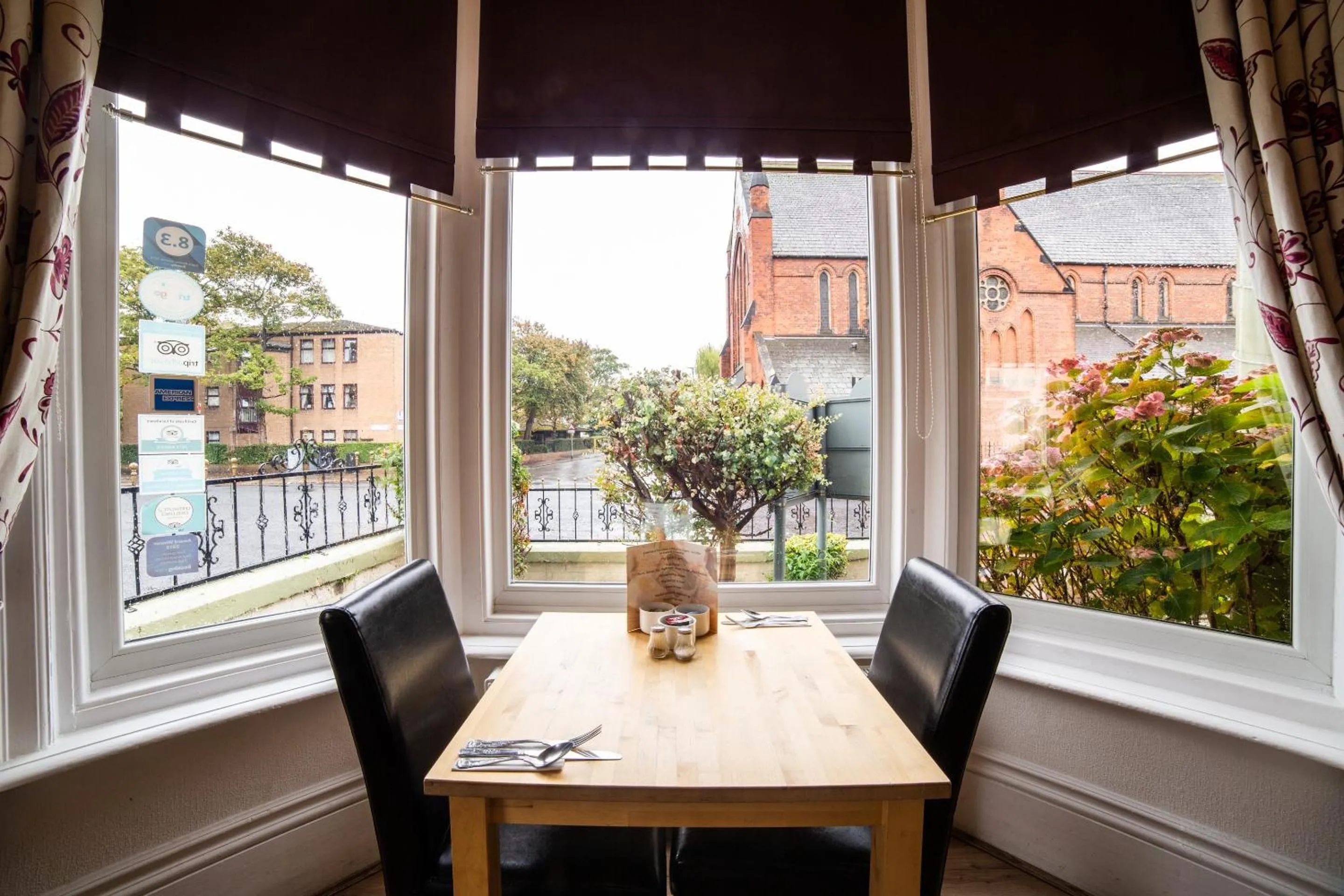 Restaurant/places to eat in The Douglas Hotel