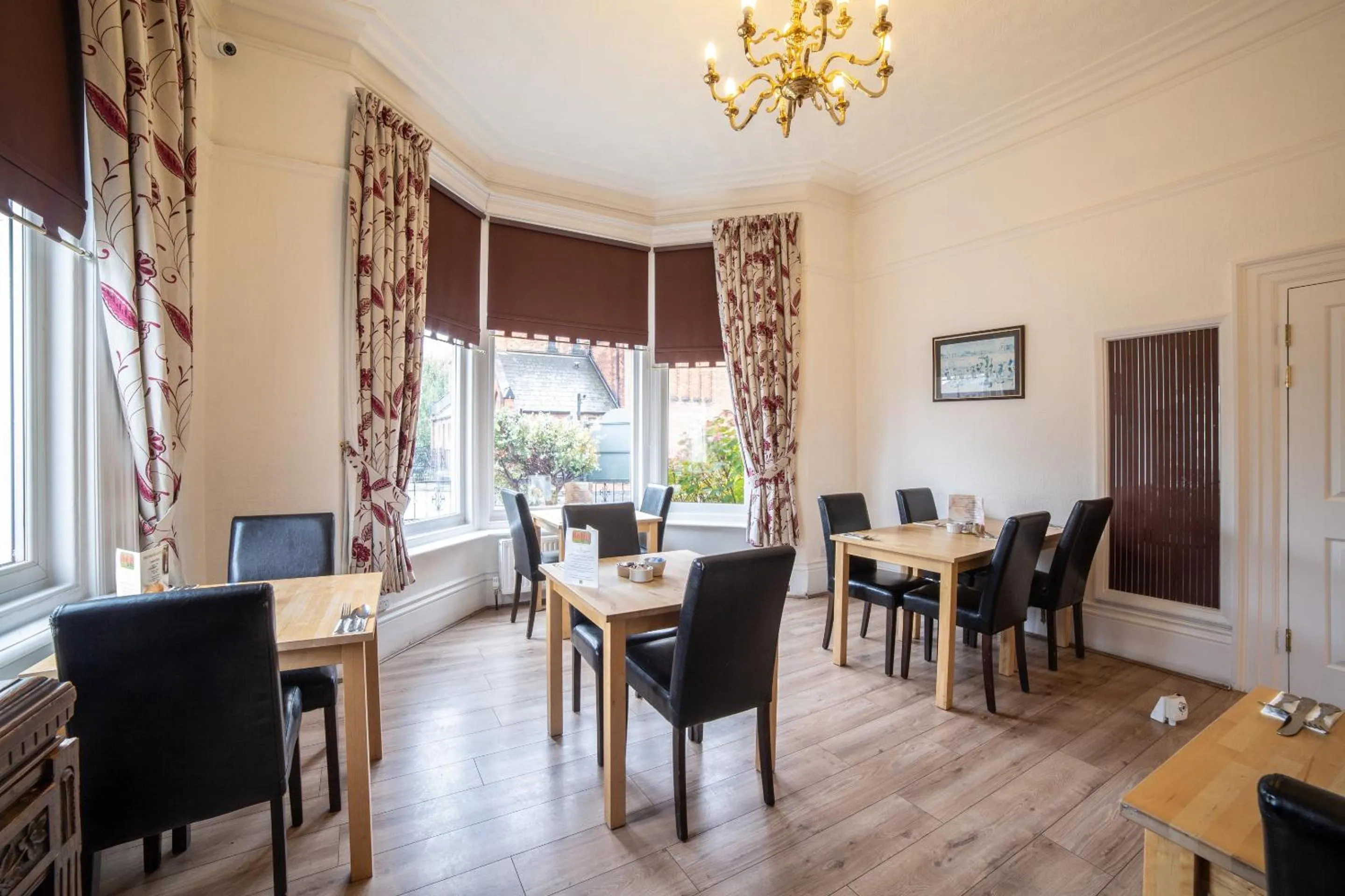 Restaurant/places to eat in The Douglas Hotel