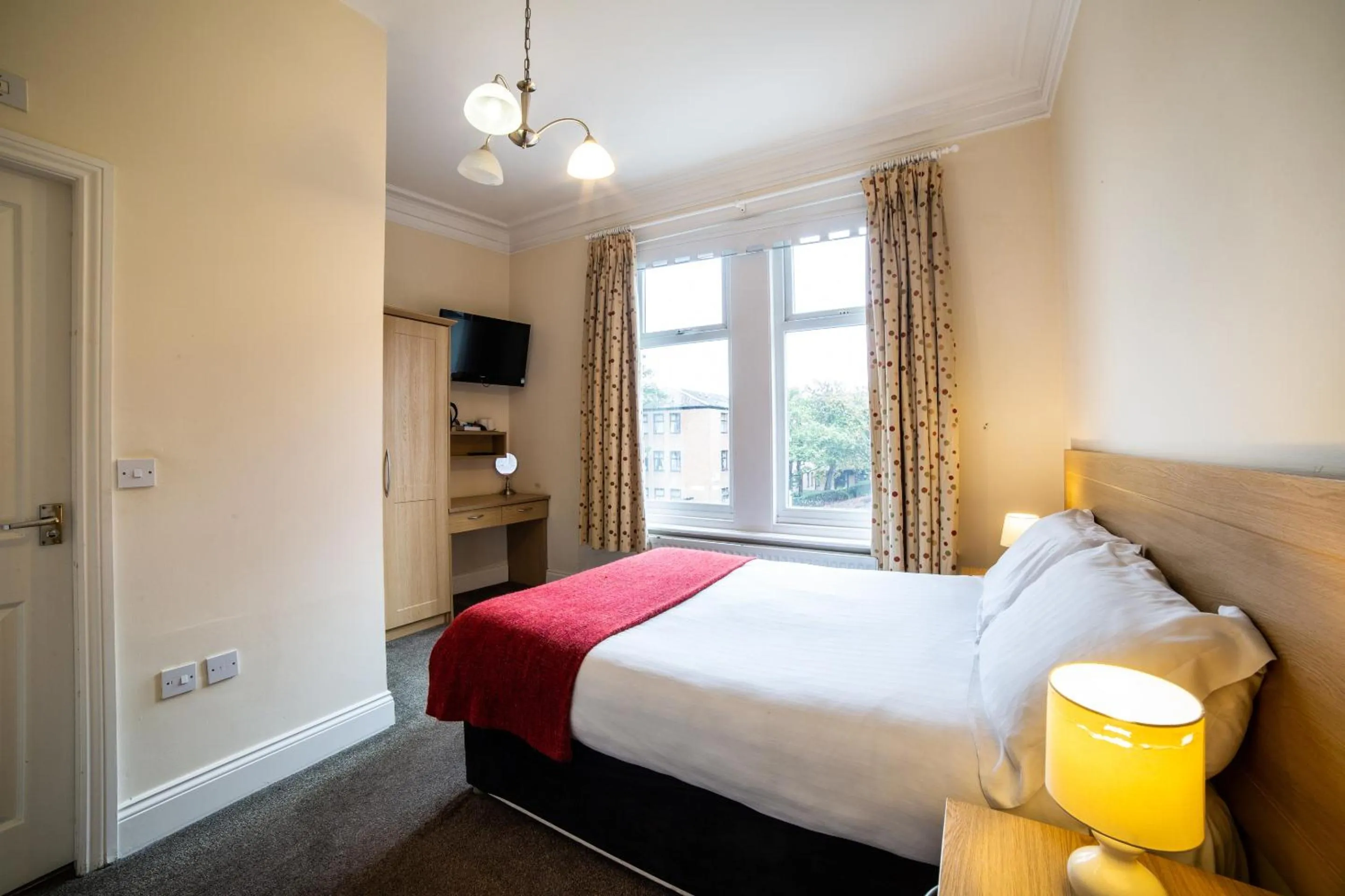 Bedroom, Bed in The Douglas Hotel