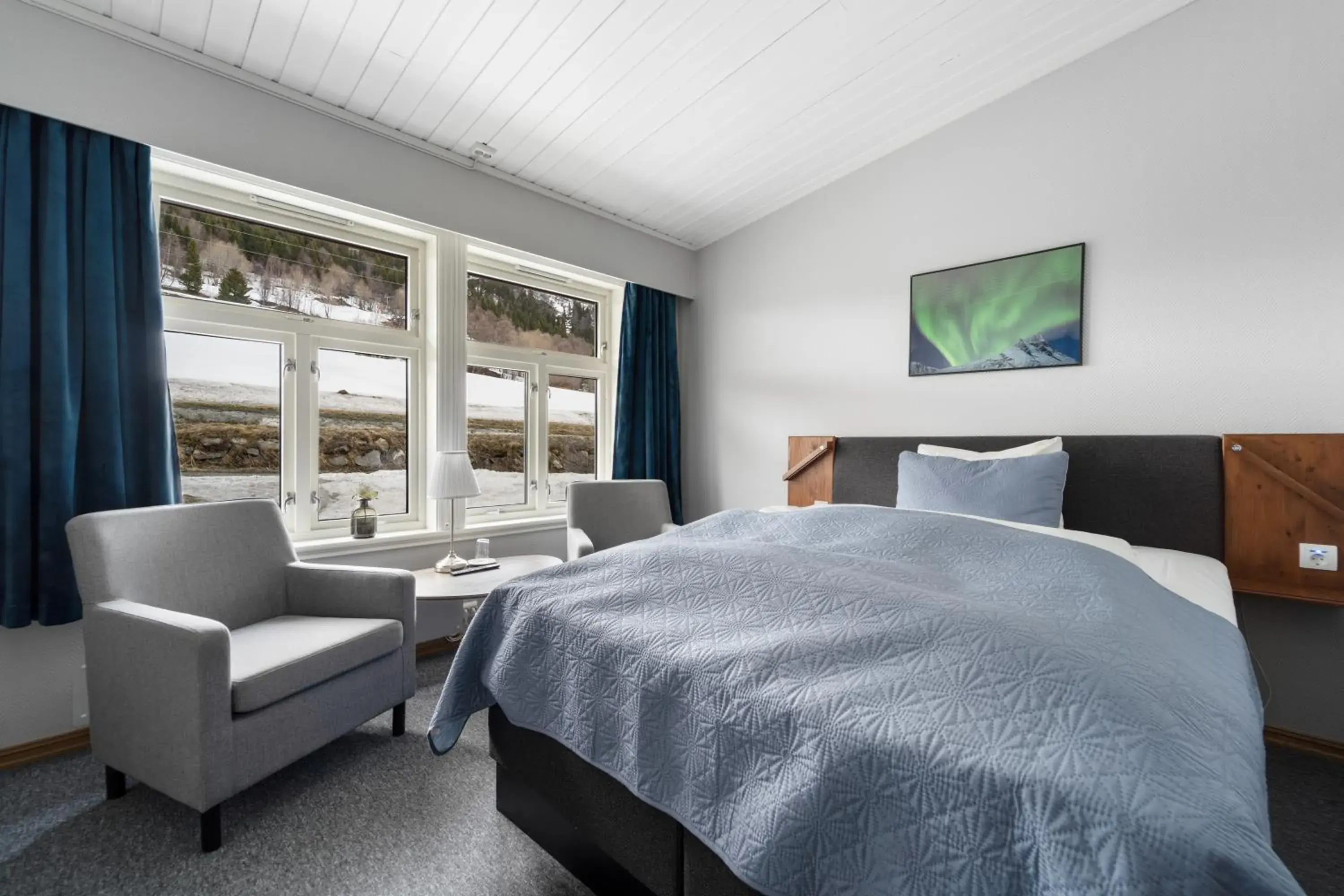 Double Room with Lake View in Lyngseidet Gjestegård AS Double Room with Lake View in Lyngseidet Gjestegård AS