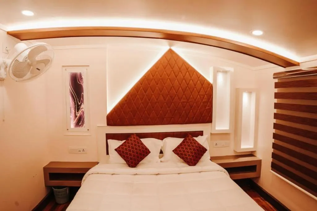 Photo of the whole room, Bed in Venice Premium Houseboats Alleppey