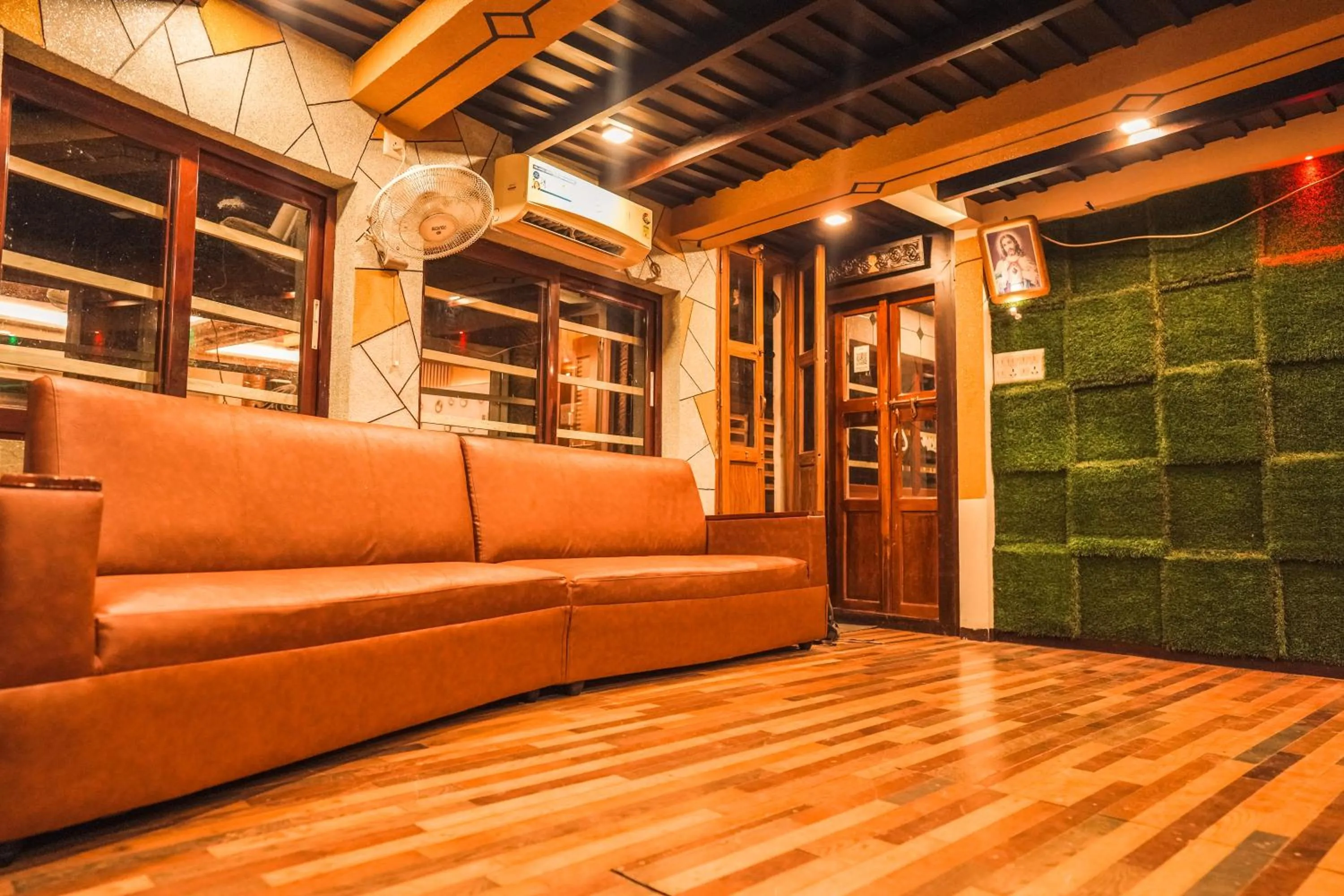 People in Venice Premium Houseboats Alleppey