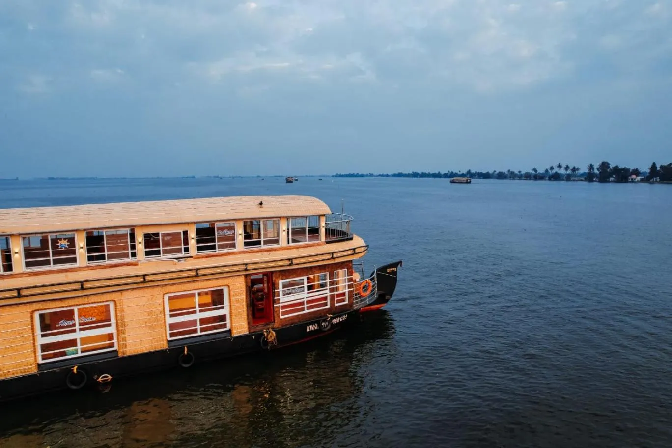 Property building in Venice Premium Houseboats Alleppey