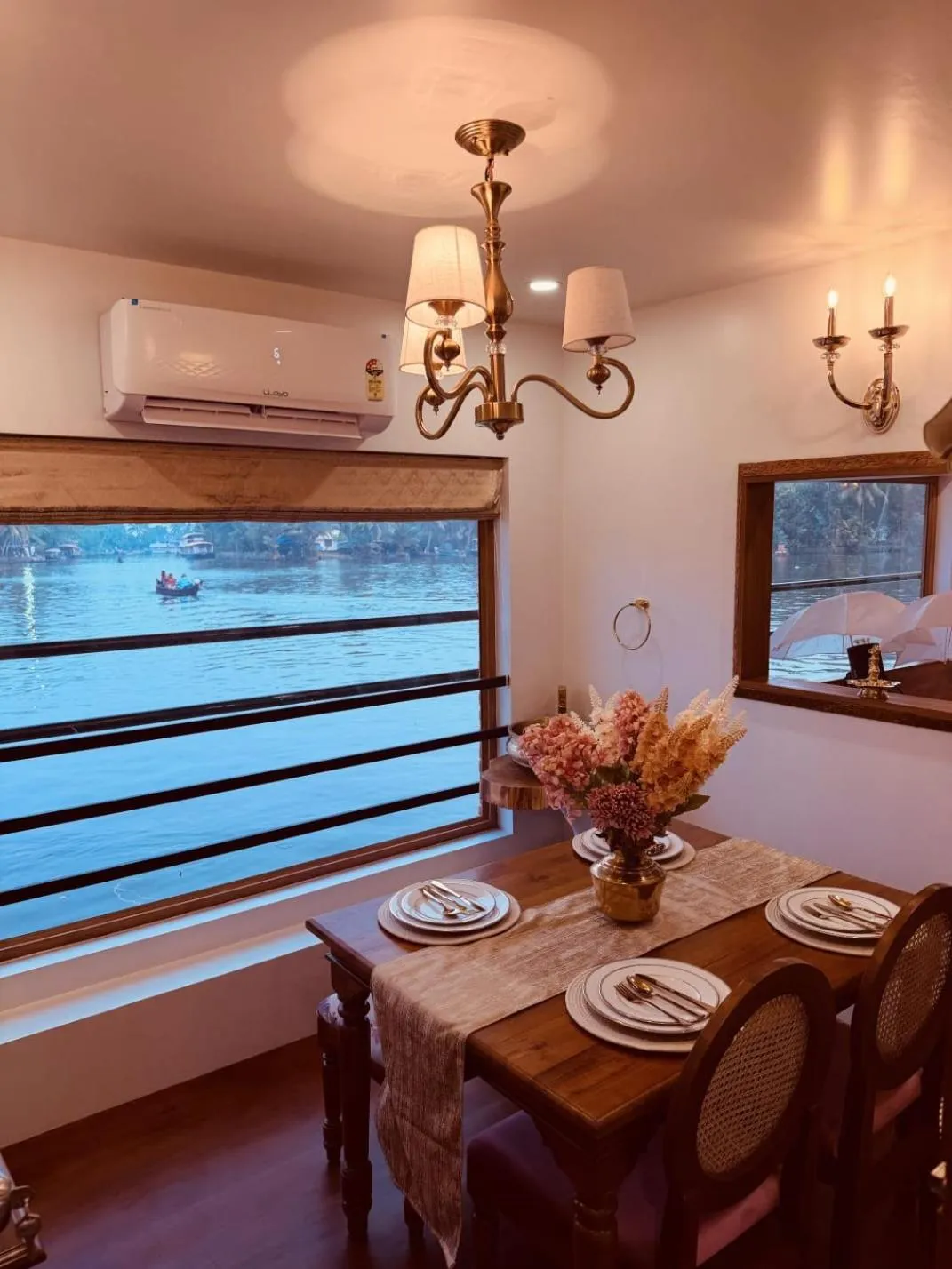 Dining area in Venice Premium Houseboats Alleppey