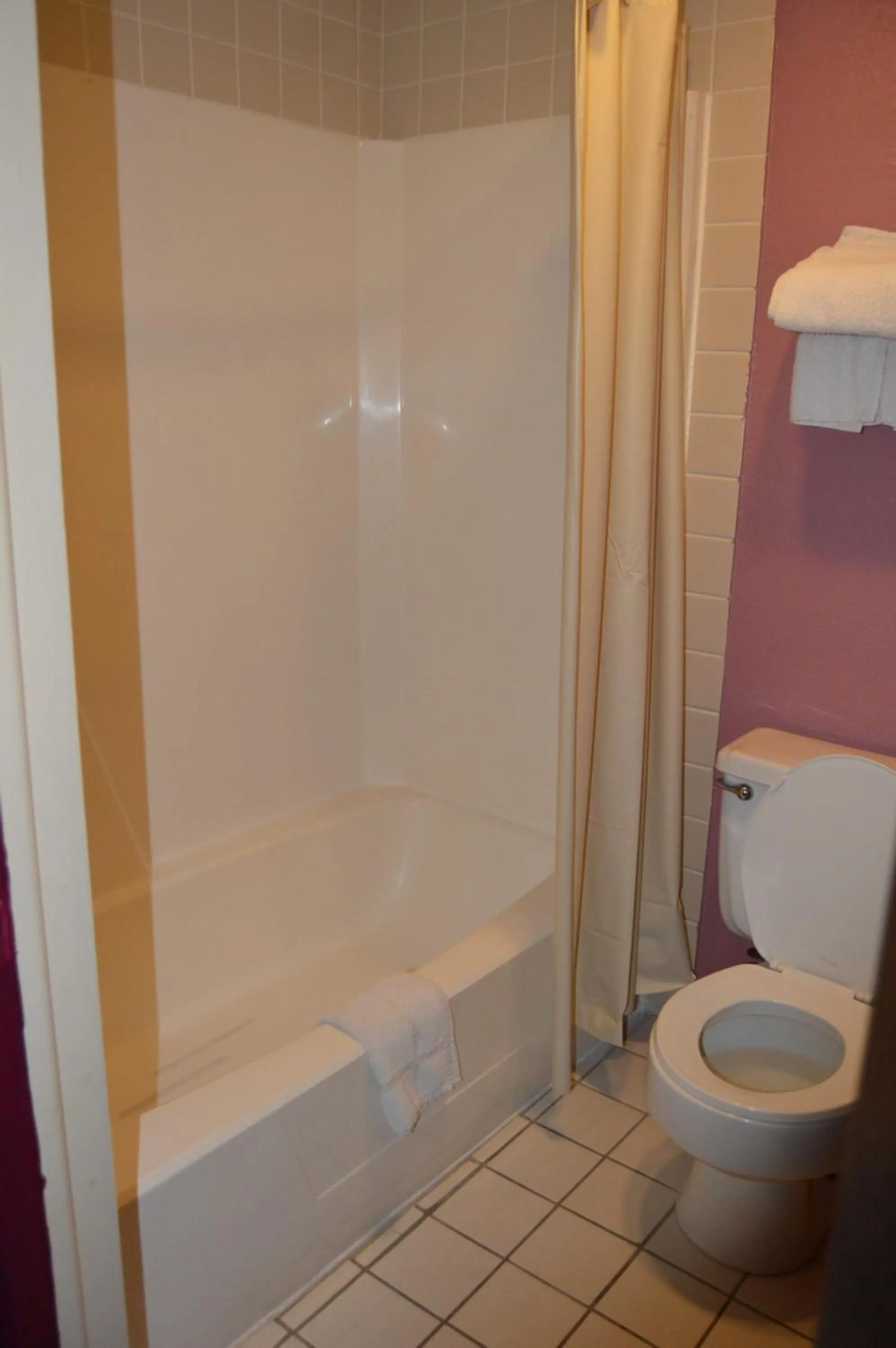 Shower in Budget Inn Richlands Claypool Hill