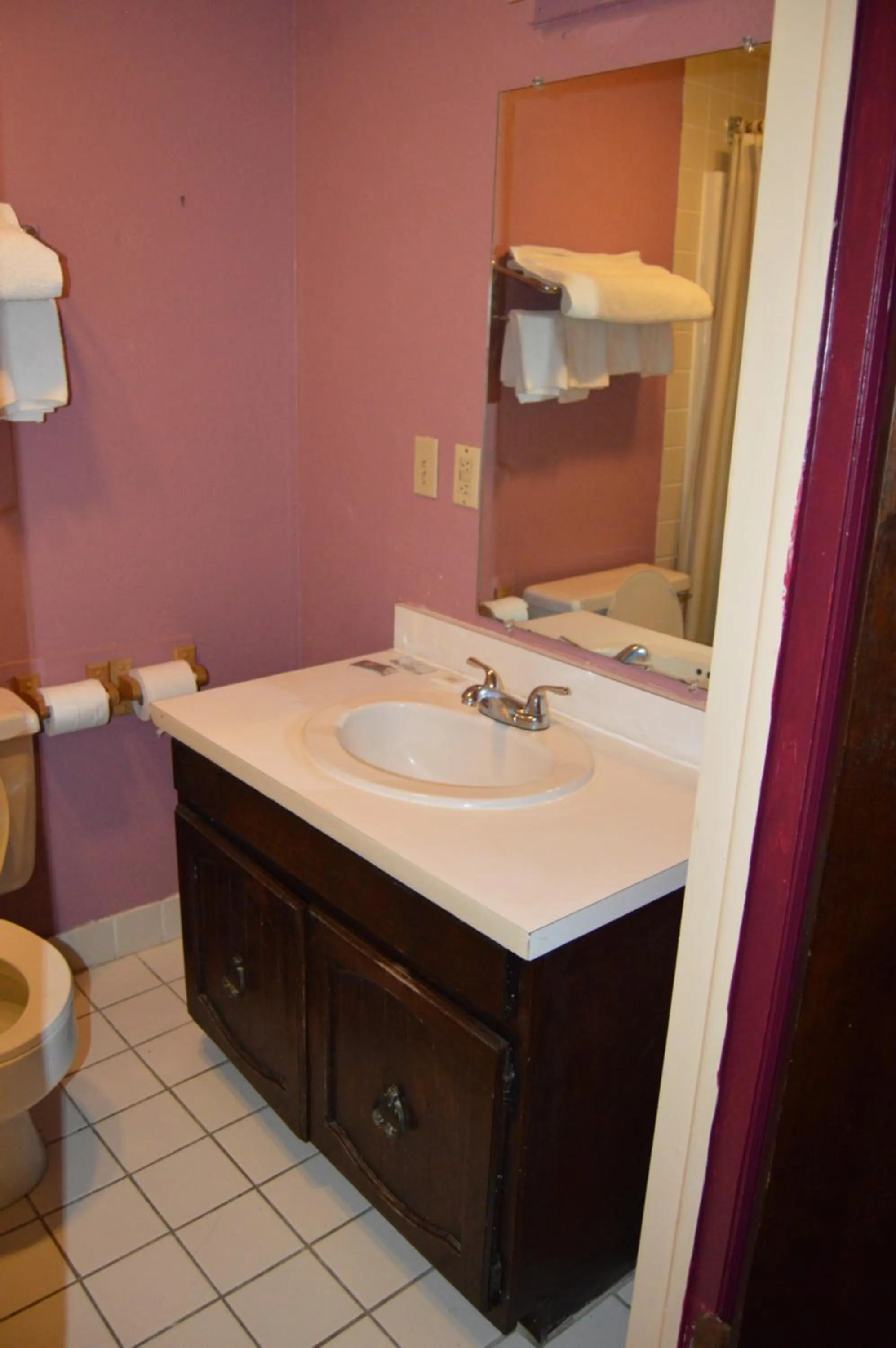 Bathroom in Budget Inn Richlands Claypool Hill
