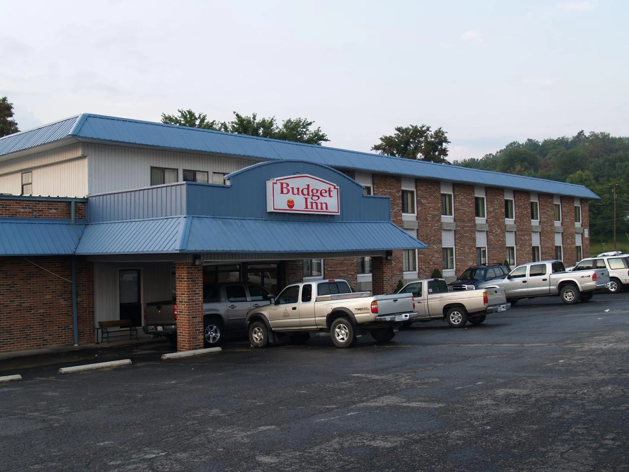Property building in Budget Inn Richlands Claypool Hill