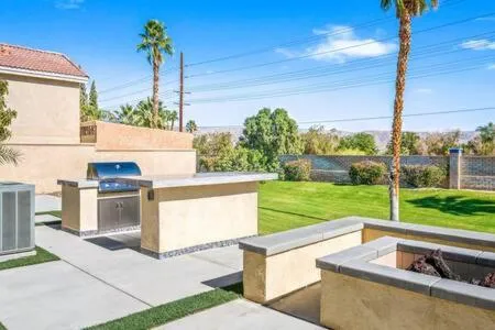 Luxurious Getaway Near Coachella Stagecoach Pool Putting Green Parking Firepit Sleeps 11