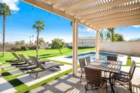 Luxurious Getaway Near Coachella Stagecoach Pool Putting Green Parking Firepit Sleeps 11