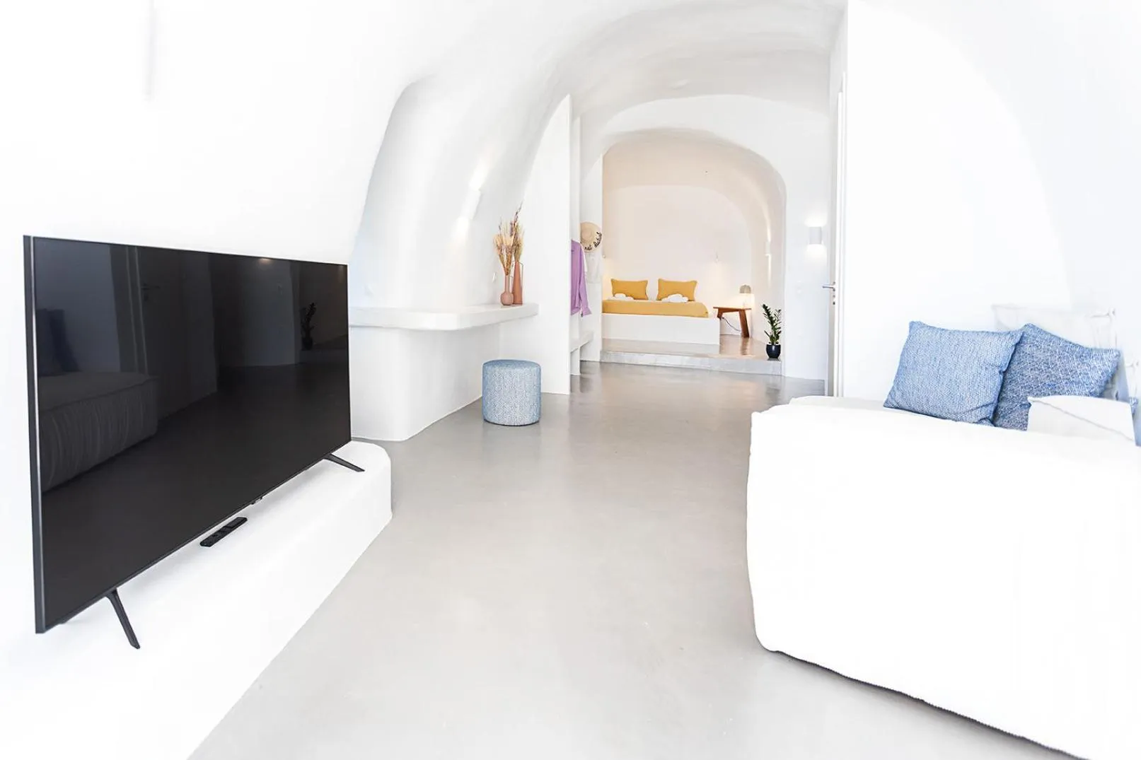 TV and multimedia in Rafael' s Mediteranian Cave Suites