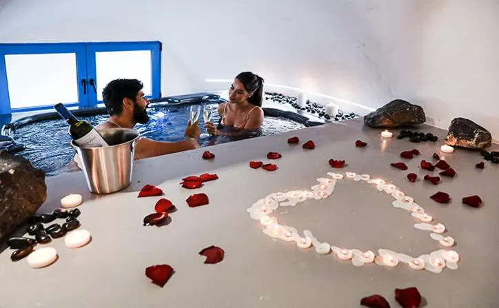 Hot Tub in Rafael' s Mediteranian Cave Suites