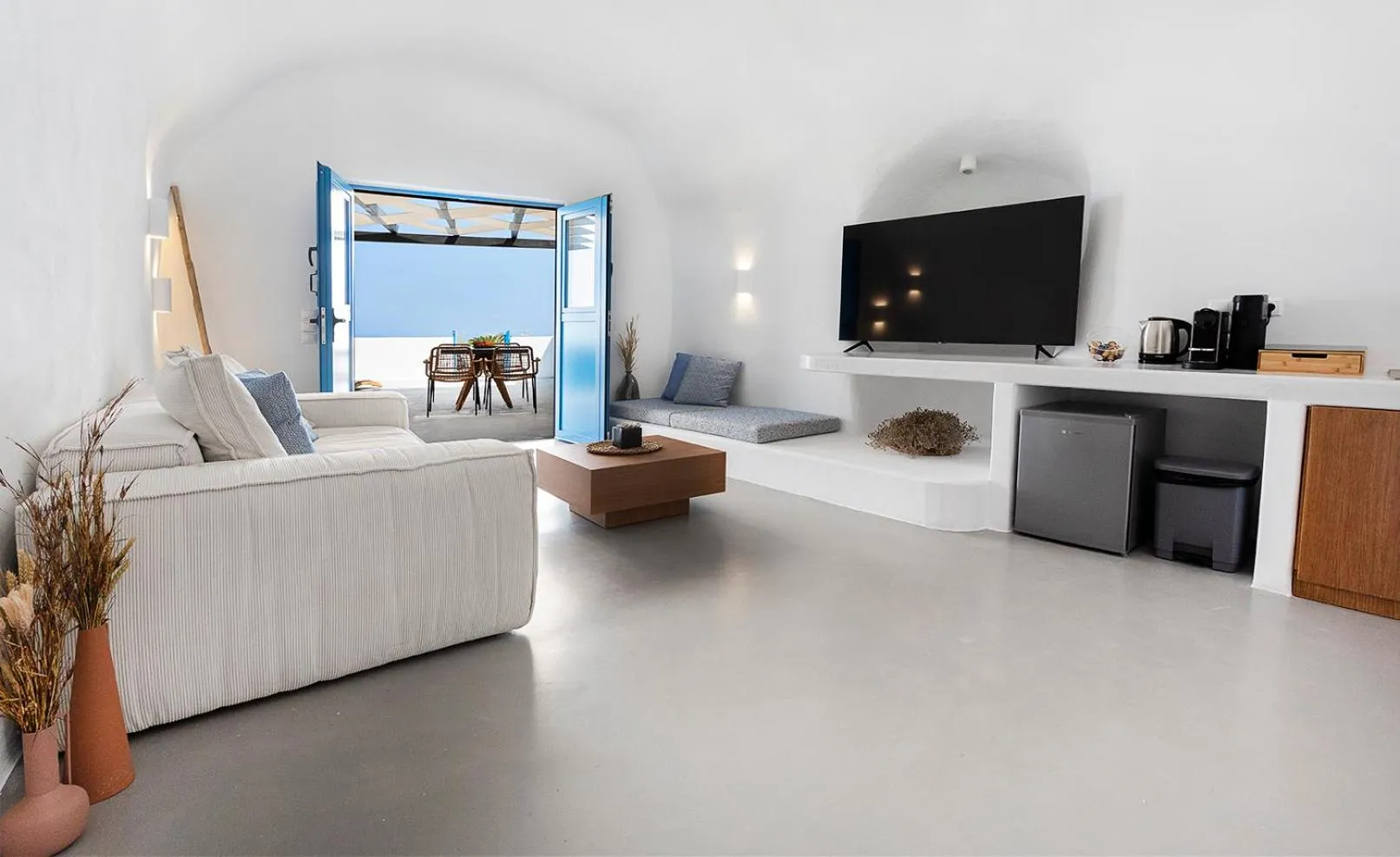 TV and multimedia in Rafael' s Mediteranian Cave Suites