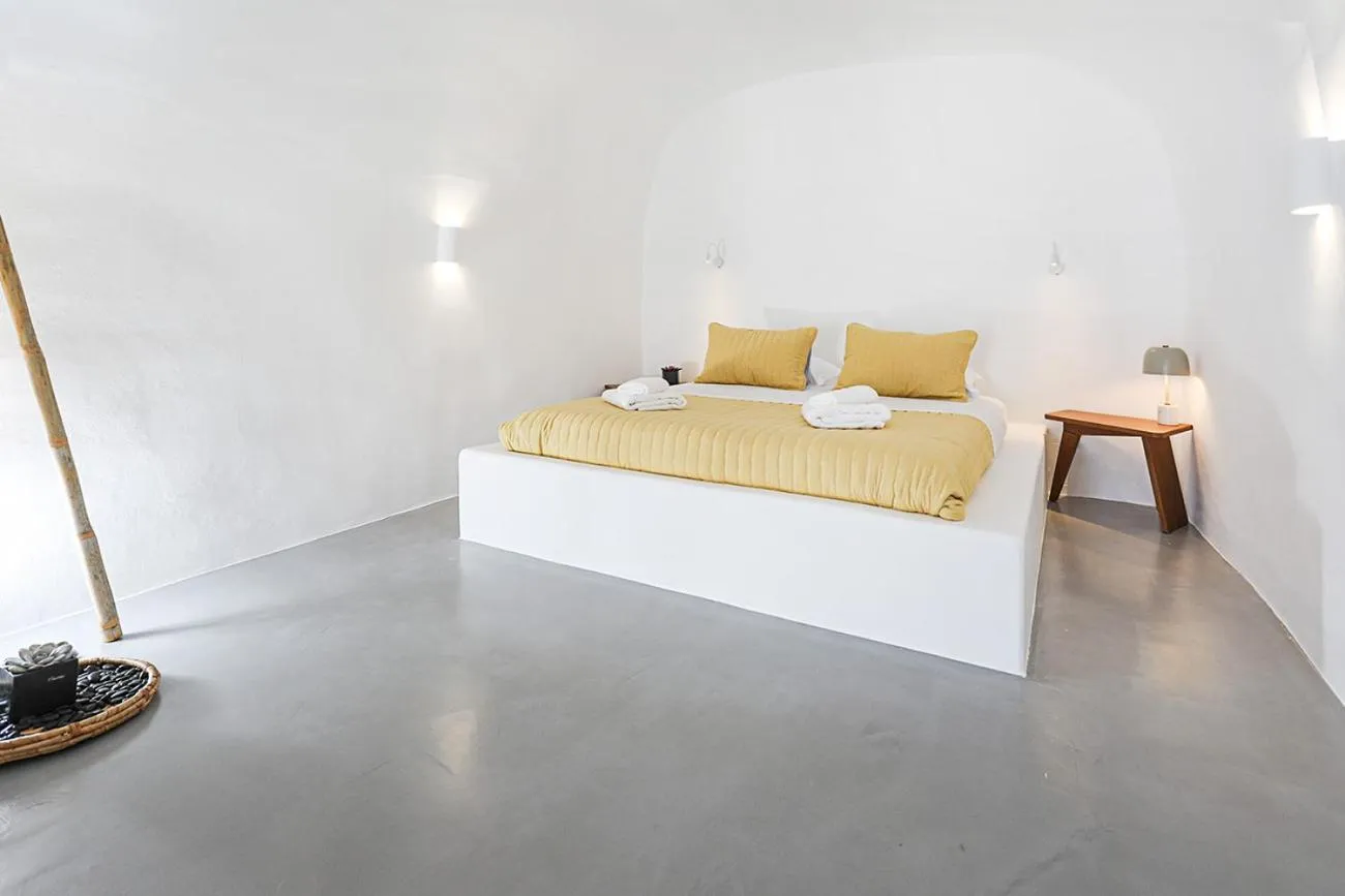 Bed in Rafael' s Mediteranian Cave Suites