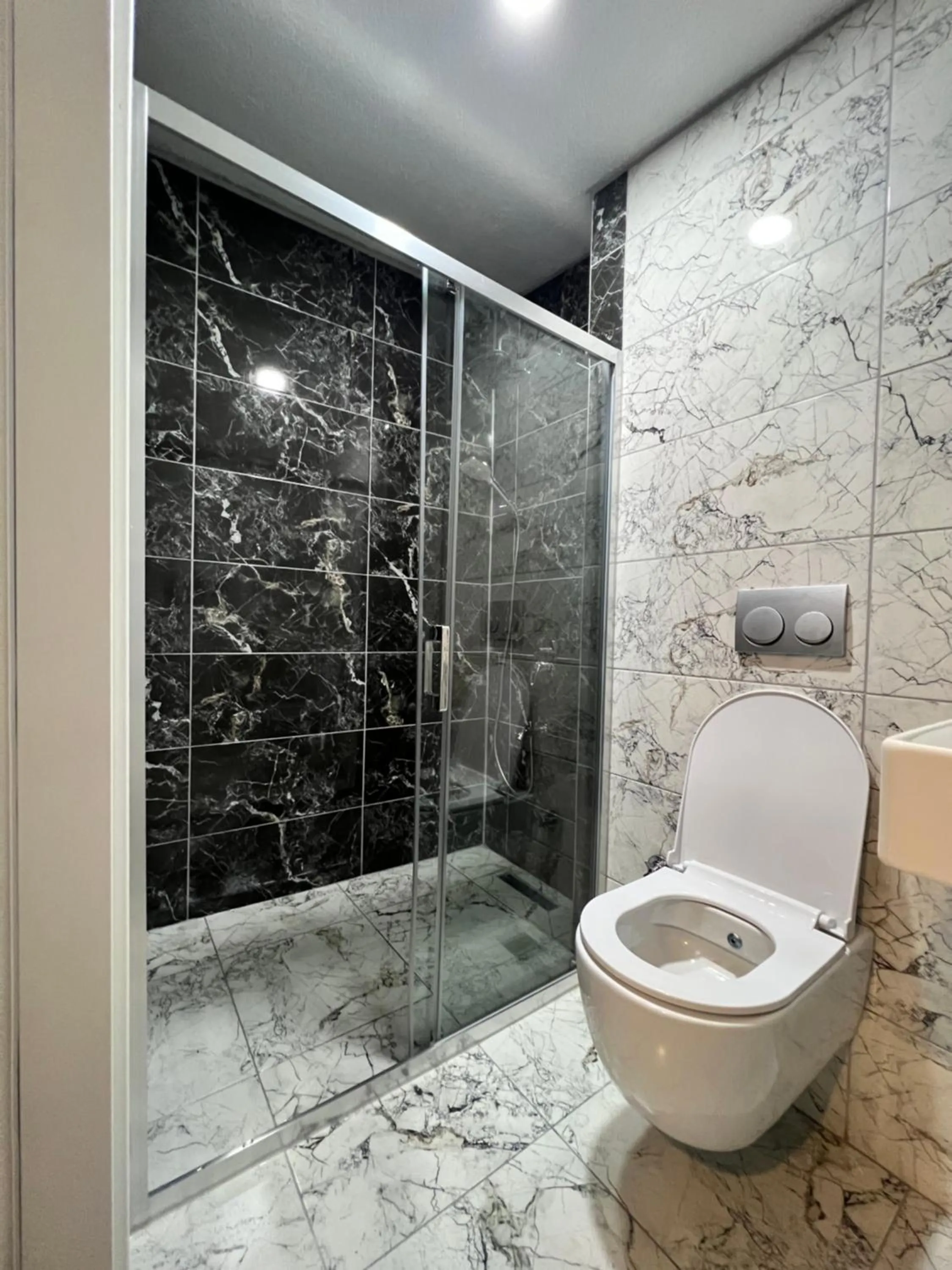 Shower in TAKSİM GOKOTTA SUiTE