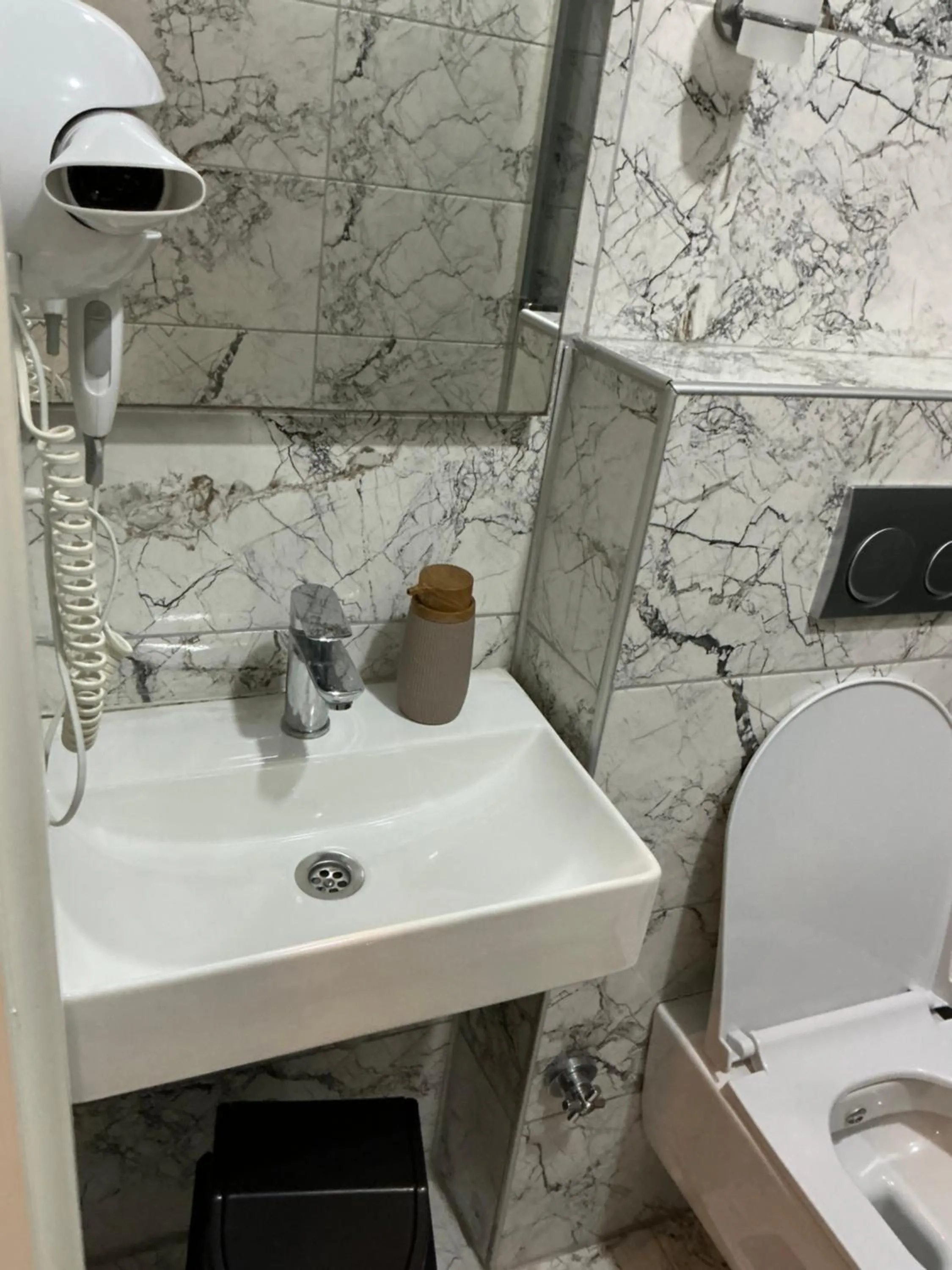 Twin Room with Balcony - single occupancy in TAKSİM GOKOTTA SUiTE