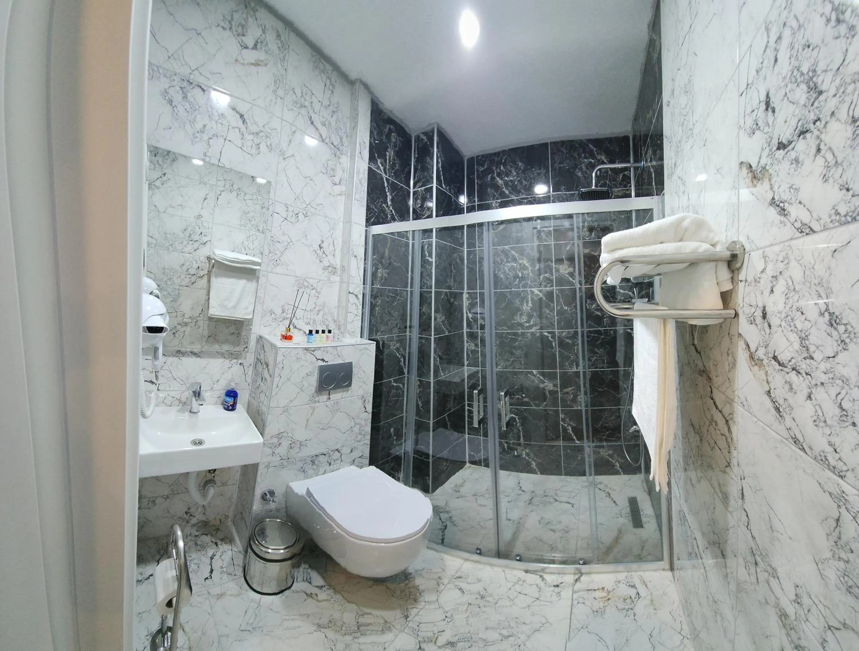 Shower in TAKSİM GOKOTTA SUiTE