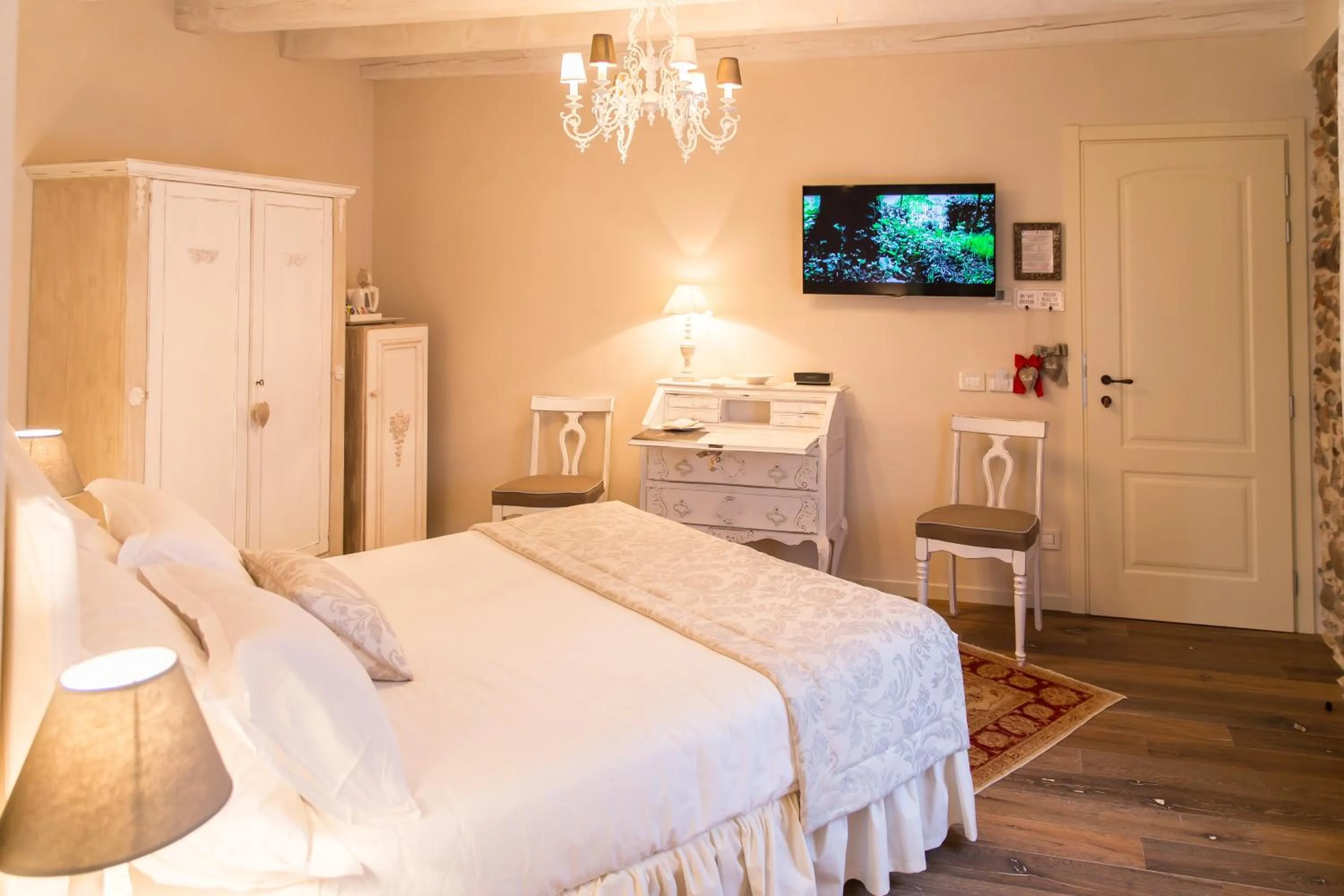 Photo of the whole room in Maison Resola - Rooms & Breakfast