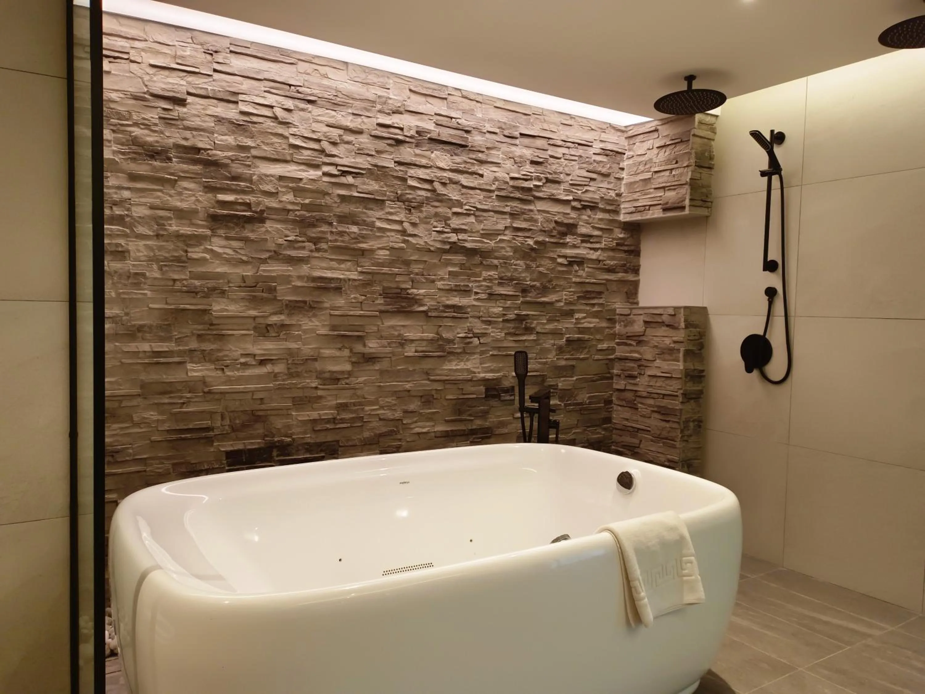 Shower in Hotel Royal Signature