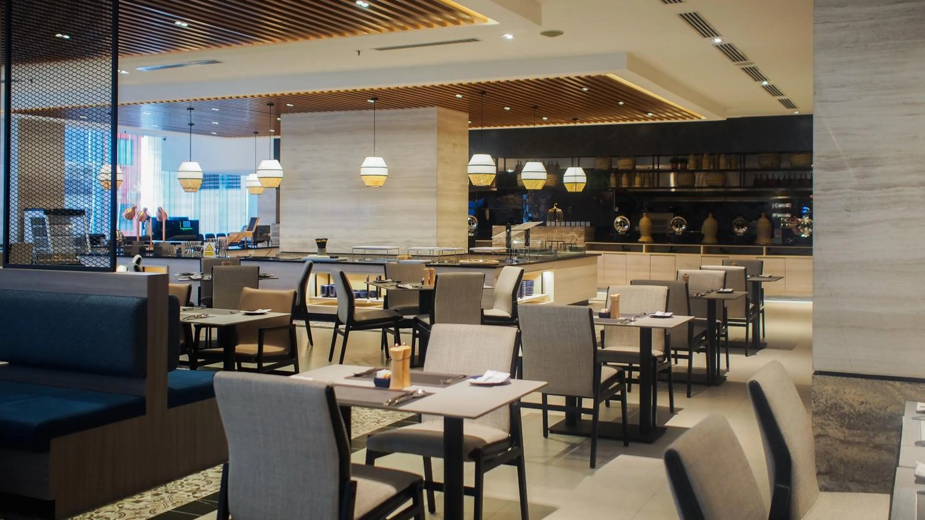 Restaurant/places to eat in Hotel Royal Signature