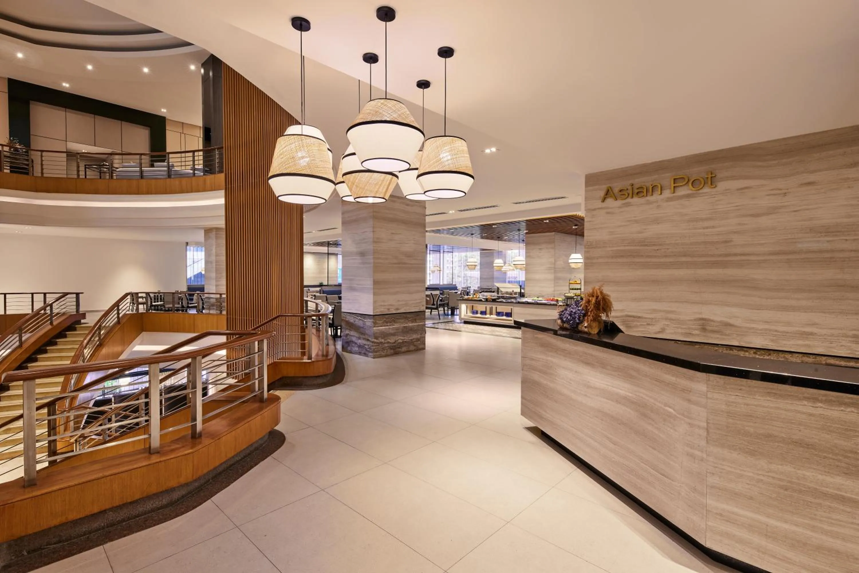 Restaurant/places to eat in Hotel Royal Signature